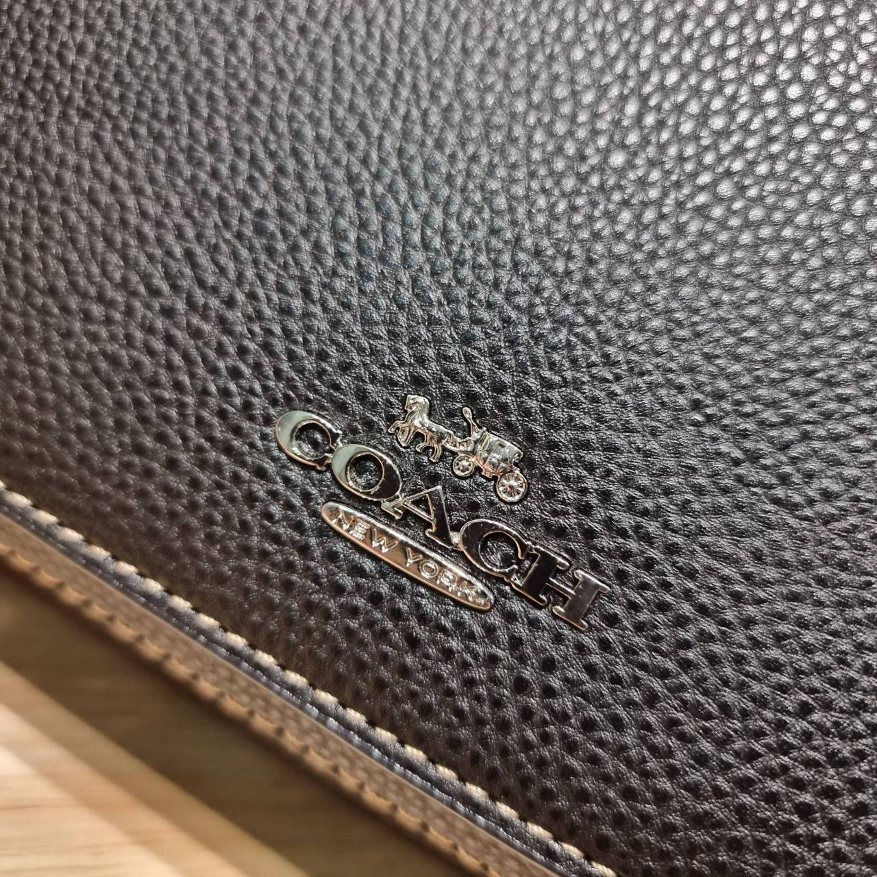 OACH LOGAN MESSENGER IN SIGNATURE CH483 CH252 กระเป๋าสะพาย รุ่นใหม่ สไตล์สปอร์ต ดีไซน์สวย ขนาดกำลังดีคล่องตัว สายสะพายเส้นใหญ่ทนทาน