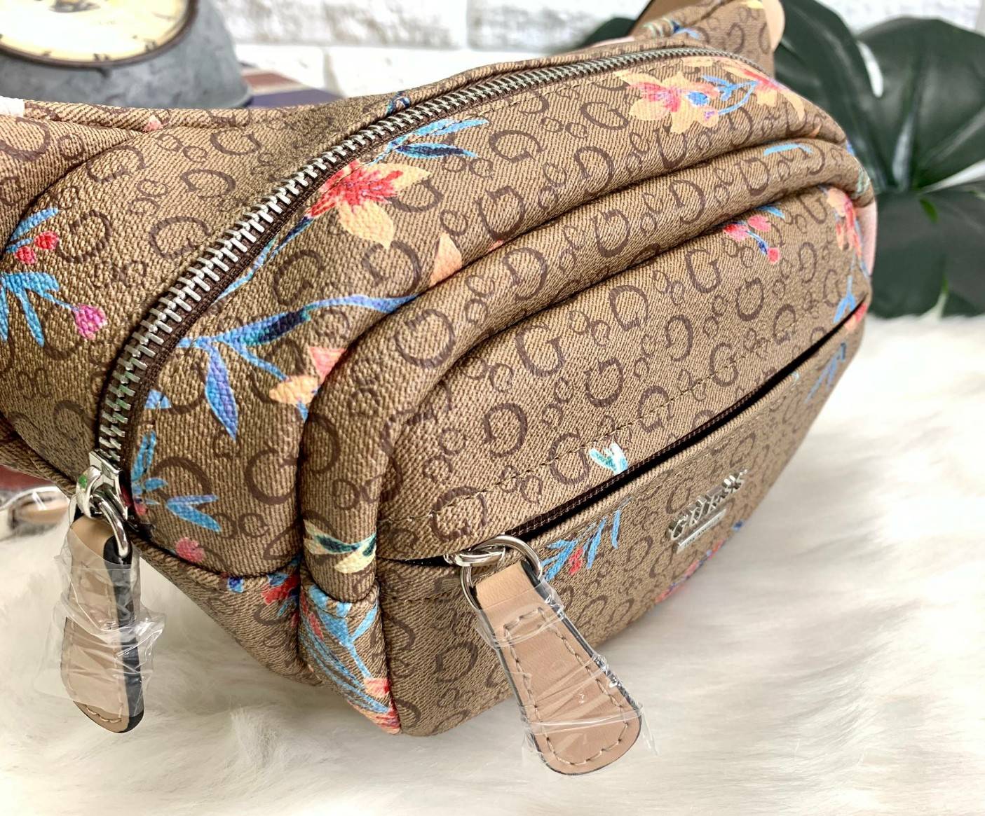 GUESS G LOGO FANNY PACK BELT BAG พร้อมส่ง รุ่นแนะนำเลยค๊าา❤️ กระเป๋าคาดเอว//คาดอก ได้ วัสดุ pvc อย่างดี หนังนิ่มดีมากค่ะ ตัวกระเป๋าออกแบบลาย G ทั้งใบ ผสมลาย multi floral เข้ามาได้สวยงามน่าใช้มากๆค่ะ ด้านหน้ามีโลโก้แบรนด์ และช่องซิปเล็กสำหรับใส่ของจ