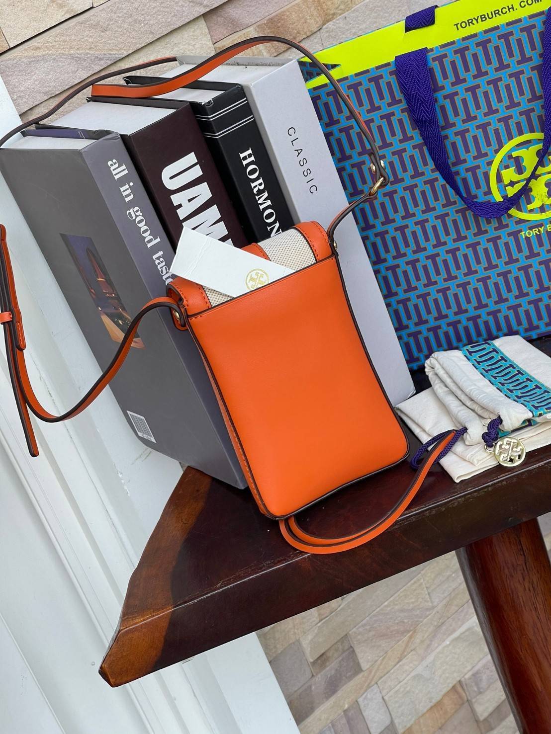 ของแท้ 💯% Tory Burch Miller Leather & Canvas Crossbody Phone Case ขึ้นชื่อว่ากระเป๋าสำหรับใส่มือถือหรือของจุกจิกต่างๆ โดยให้เหมาะกับการใช้งานนั้นมีไม่มาก คอลเลคชั่นนี้ออกมาเพื่อเอาใจสาวๆโดยเฉพาะ สีสันสุภาพ