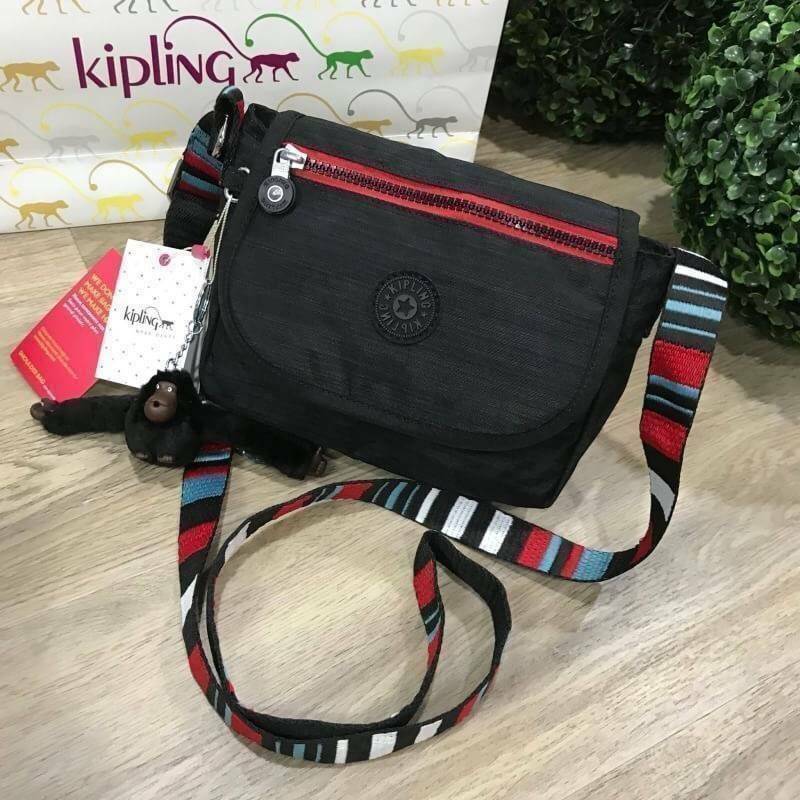 KIPLING SABIAN CROSSBODY BAG กระเป๋าสะพายรุ่นชนช็อปวัสดุ Nylon&Polyester 100% ขนาดกำลังน่ารัก เปิดปิดด้วยฝาปิดกระดุมแม่เหล็กและซิปแบรนด์ ด้านหน้ามี1ช่องซิป พร้อมพวงกุญเเจลิงน้อย ภายในมีโลโก้ ช่องซิปและสายคล้องพวงกุญแจ มีสายสะพายยาวหลากสีเลื่อนปรับระดับได้