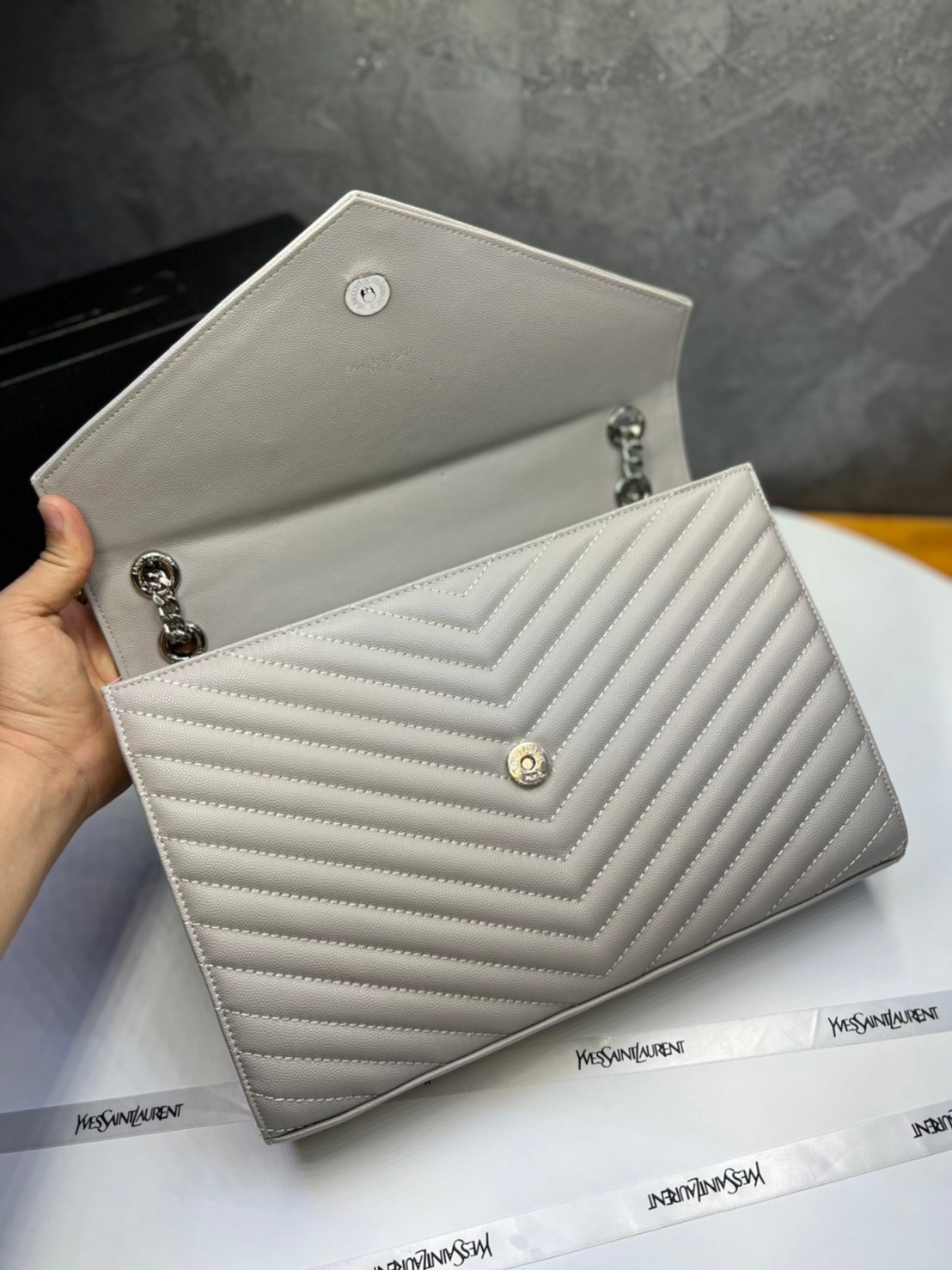 หนังแท้ YSL college large chain bag in quilted leather 30cm กระเป๋าสะพายใบใหญ่ ดีไซน์ทรงสวยหรู ตอบโจทย์ได้ทุกสไตล์ ภาพสินค้าถ่ายจากงานขายจริง ใช้งานต่างประเทศได้