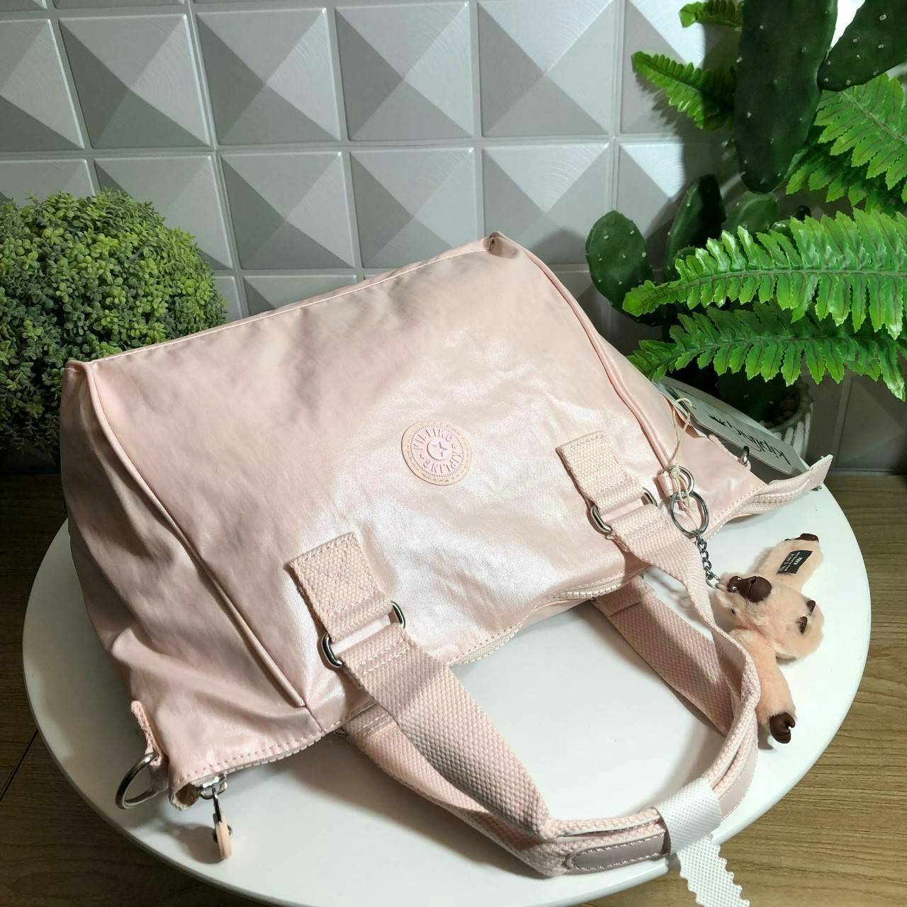 KIPLING AMIEL K15371 กระเป๋า KIPLING มาพร้อมพวงกุญเเจที่เป็นเอกลักษณ์ของเเบรนด์ เปิดปิดด้วยซิป มีสายยาว ถอดสายและปรับความยาวได้ น้ำหนักเบา ทำความสะอาดง่าย ช่องด้านในมีสายเกี่ยวกุญแจ ช่องซิปเล็กด้านใน แนะนำควรมีเลยค่า