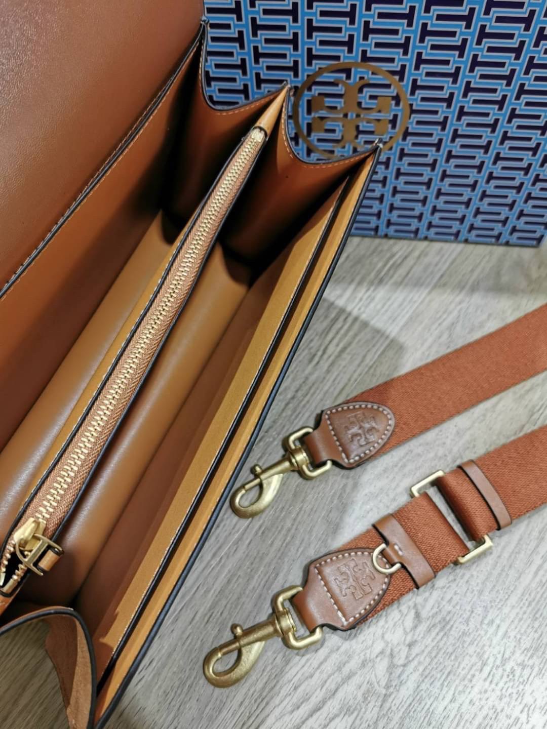 ของแท้ 💯% 】Tory Burch Factory Outlet Quilted Leather Shoulder Bag กระเป๋าสะพายรุ่นแนะนำจาก Tory Burch Factory วัสดุหนังแท้หนังเรียบสวยหรูอยู่ทรงดีไซน์ทรงเหลี่ยมหรูสุดคลาสสิค