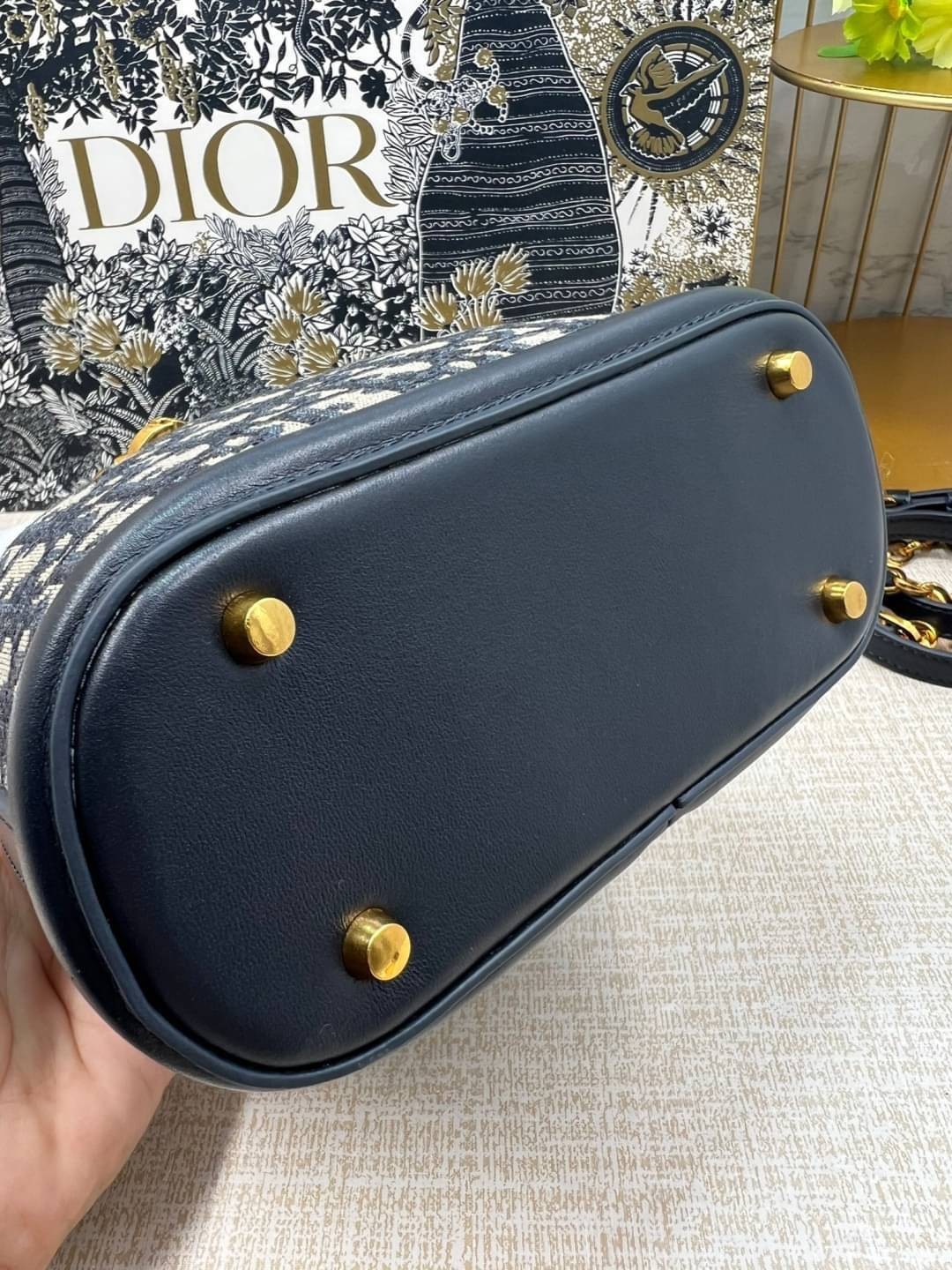DIOR SMALL C'EST 17 cm / Dior bucket bag รุ่นใหม่สวยหรู ดูแพงมากค่ะ กระเป๋าสะพายบัคเก็ต รูปทรงคลาสสิค ใช้งานง่ายภายในโล่งกว้างมาก สวยมาก ควรมีค่า