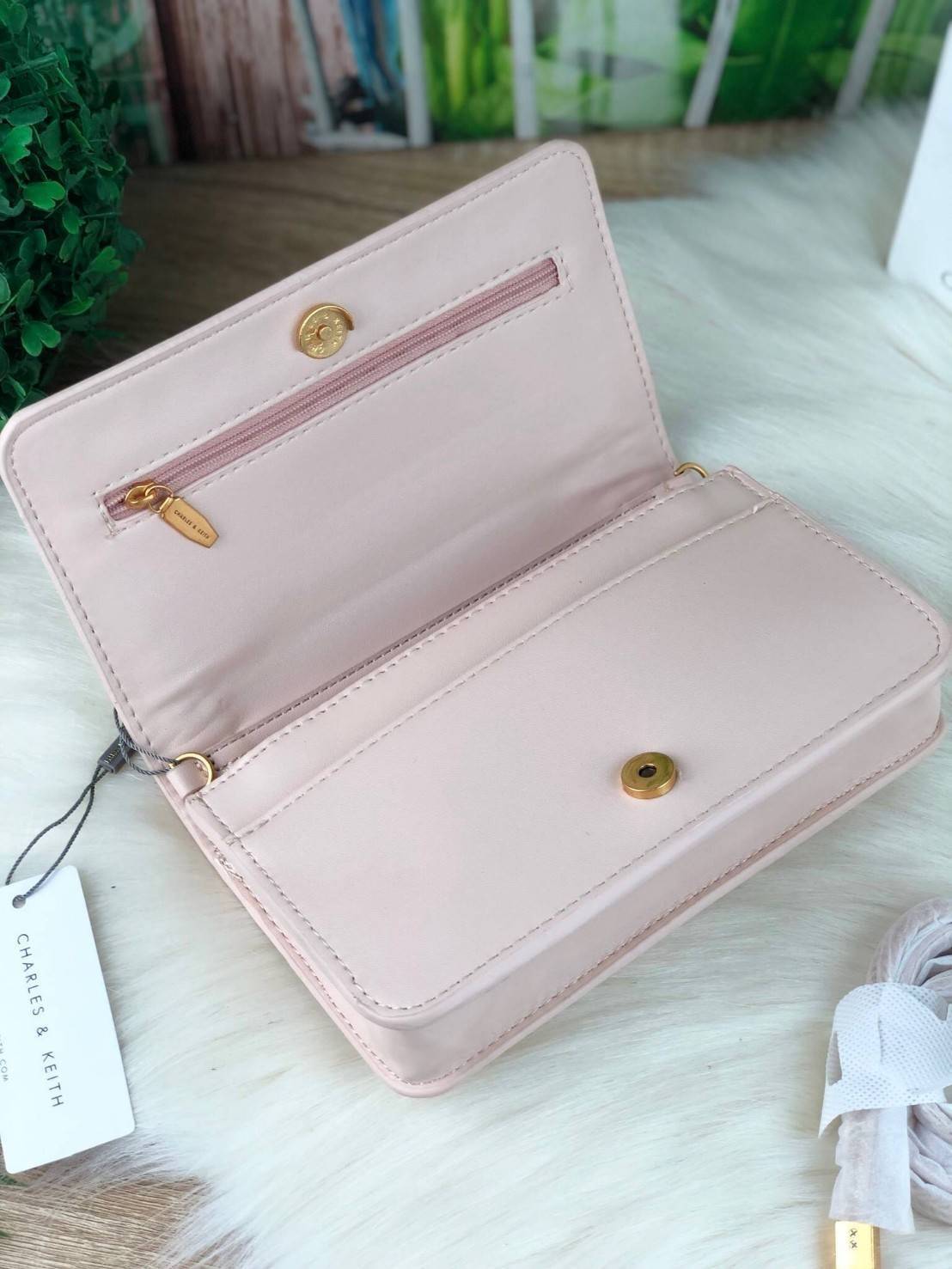 New Collection 2019! CHARLES & KEITH CHAIN RIMMED CLUTCH กระเป๋าสะพายคอลเลคชั่นใหม่ แต่งโซ่รอบกระเป๋าสีทองสวยหรูมากๆ ด้านหน้าปั๊มโลโก้แบรนด์ เปิดปิดด้วยกระดุมแม่เหล็ก ด้านในมีช่องด้านหน้า ช่องใหญ่และช่องซิป 1 ช่อง สามารถใส่โทรศัพท์ iPhone plus ได้ค่า และย