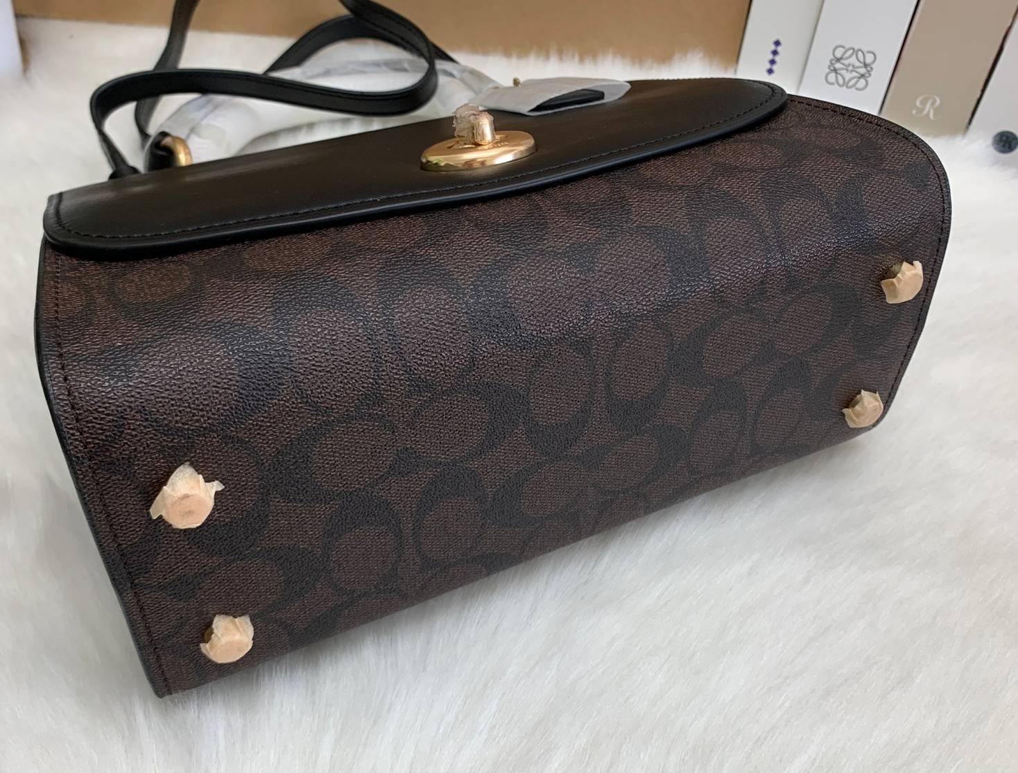 สวย หรู ดูดี รุ่นนี้กัยเลยค่า!! COACH TILLY TOP HANDLE SATCHEL IN SIGNATURE ((76620)) พร้อมส่งความสวย ห้ามพลาดค่ะ! กระเป๋าหิ้ว//คล้องมือ//สะพายข้างได้ ทรงสวย หนังแท้เรียบ+ลายCได้สวยงามค่ะ เปิดปิดกระเป๋าแบบหมุนล็อค ภายในมีช่องหลักใส่ของ2ช่อง สามารถใส่กระเป