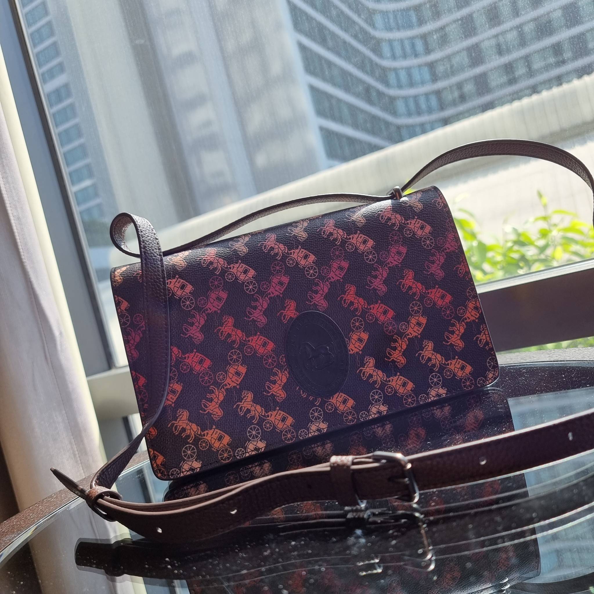 OUTLET 】COACH 88343 CAMILLE CROSSBODY WITH HORSE AND CARRIAGE PRINT AND ARCHIVE PATCH คอลเลคชั่นหายาก ที่สาวๆตั้งตารอ!! ด้วยดีไซน์ลุคผู้ดี ตกแต่งลวดลายออกมาดูโดดเด่น กับกระเป๋าสะพายที่ปรับใช้ได้หลายหลายสไตล์ สะพายไหล่สายคู่ สะพายข้างสายเดี่ยว หรือจะเอาสาย
