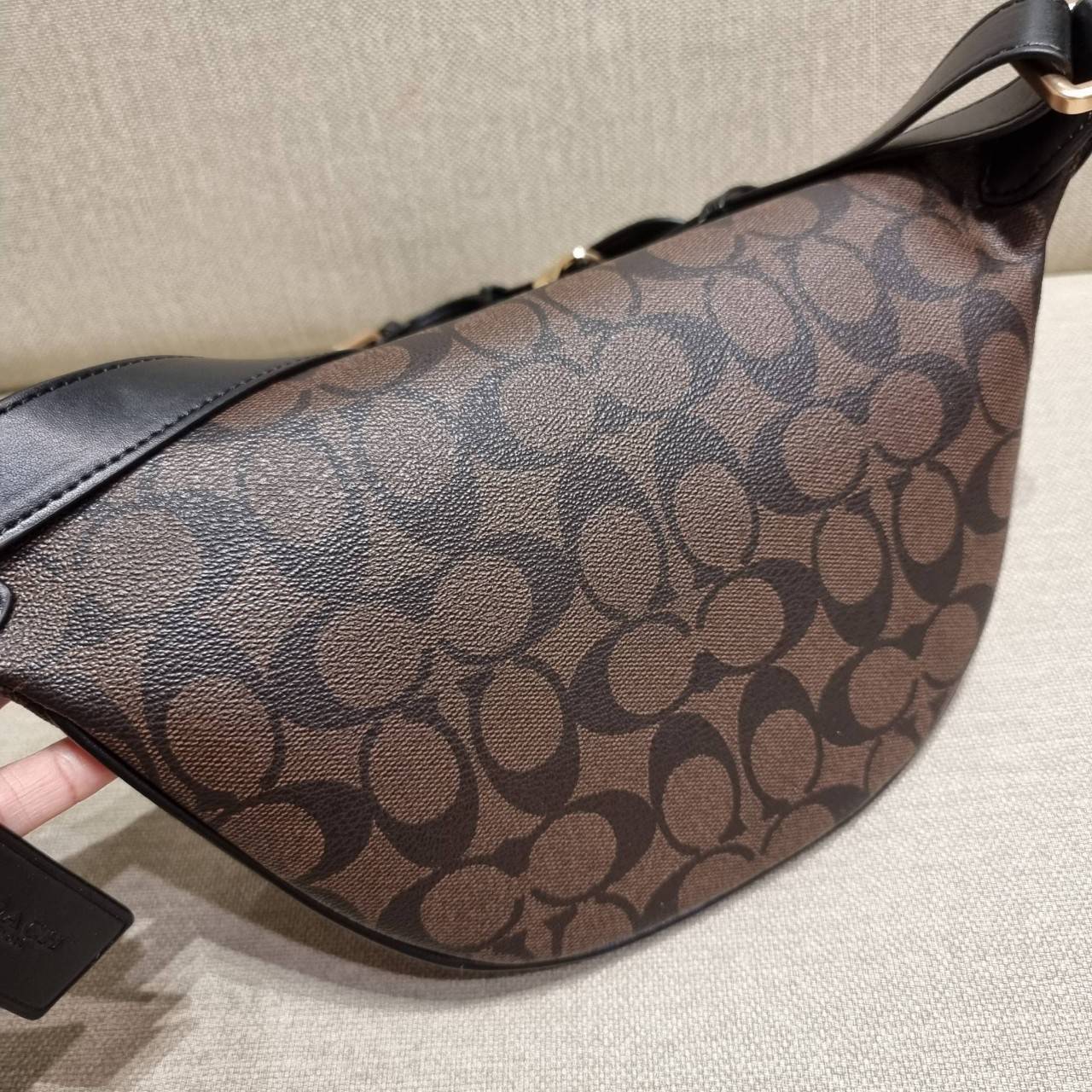 COACH F48740 BELT BAG IN SIGNATURE CANVAS กระเป๋าคาดอกทรง Unisex ที่ขายดีถล่มทลาย!! ขายได้ตลอดปี!! สวยเท่ทุกสี วัสดุหนังแคนวาสเคลือบคุณภาพดี ทนทาน ใช้งานง่าย ภายในเป็นช่องโล่ง เหมาะสำหรับคนที่ชอบพกอะไรง่ายๆ รับรองตอบโจทย์น้า