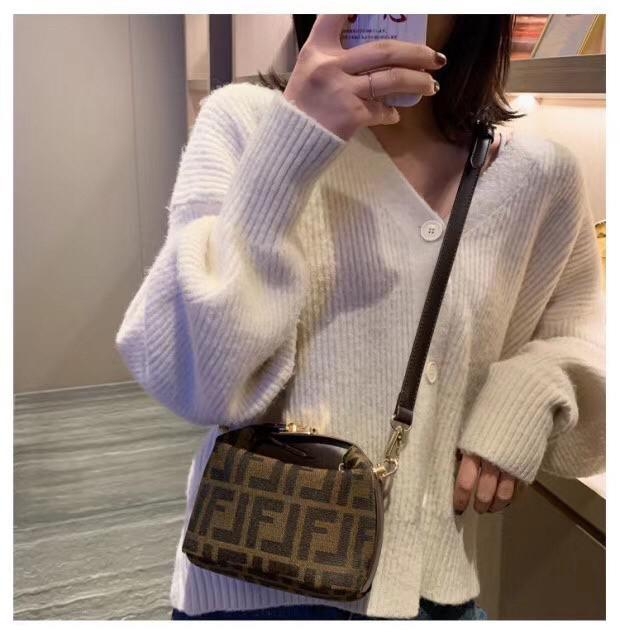 Fendi Tobacco Monogram FF Logo Zucca Buckle Belt Boston Mini Bag Brow Canvas Satchel กระเป๋าสะพายข้าง size mini สุดฮิต วัสดุ canvas จุของได้เยอะ ใส่iphone+ ได้ เปิดปิดด้วยซิป น่ารักมากกก ห้ามพลาดเลยค่ะใบนี้แนะนำสุดๆ มีสายสั้น+สายสะพายไหล่ ปรับสายได้