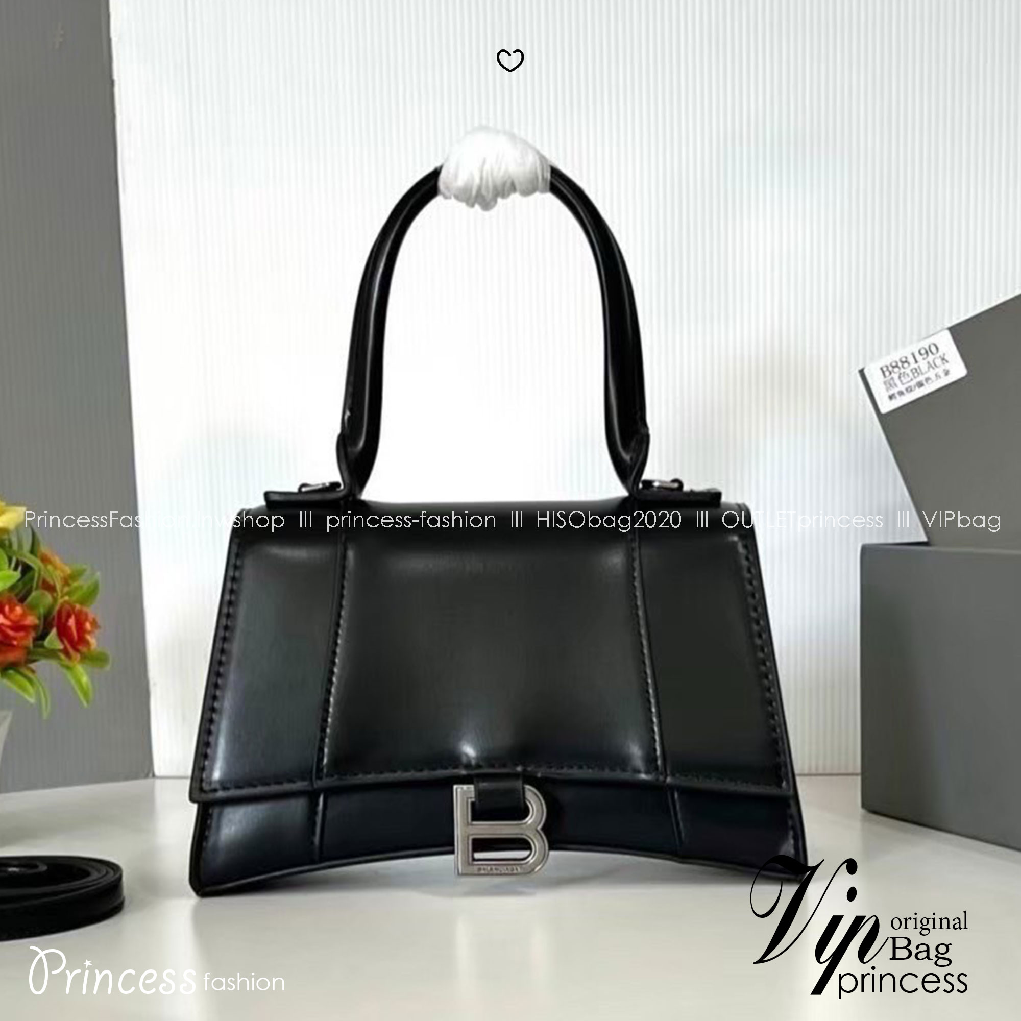 BALENCIAGA Hourglass top-handle tote bag กระเป๋าสะพายแบรนด์หรูซิกเนเจอร์ ที่มาพร้อมดีไซน์โดดเด่น มีความโฉบเฉี่ยว โค้งมนเหมือนพระจันทร์เสี้ยว เพิ่มความสวยสะดุดตาด้วยการตกแต่งอักษร B เมทัลลิก