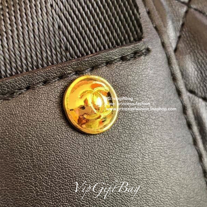 CHANEL VIP GIFT Large Travel Bag กระเป๋าเดินทางใบใหญ่ Gift With Purchase (GWP) รุ่น Limited Edition พรีเมี่ยมกิ๊ฟของเเท้จาก Chanel Counter หนังลายตารางเนื้อหนาสีดำกันนำ้ดูแลรักษาทำความสะอาดง่าย ด้านหน้ามีโลโก้แบรนด์ เปิดปิดด้วยซิปสะดวกใช้ หัวซิปแบรนด์อะไห