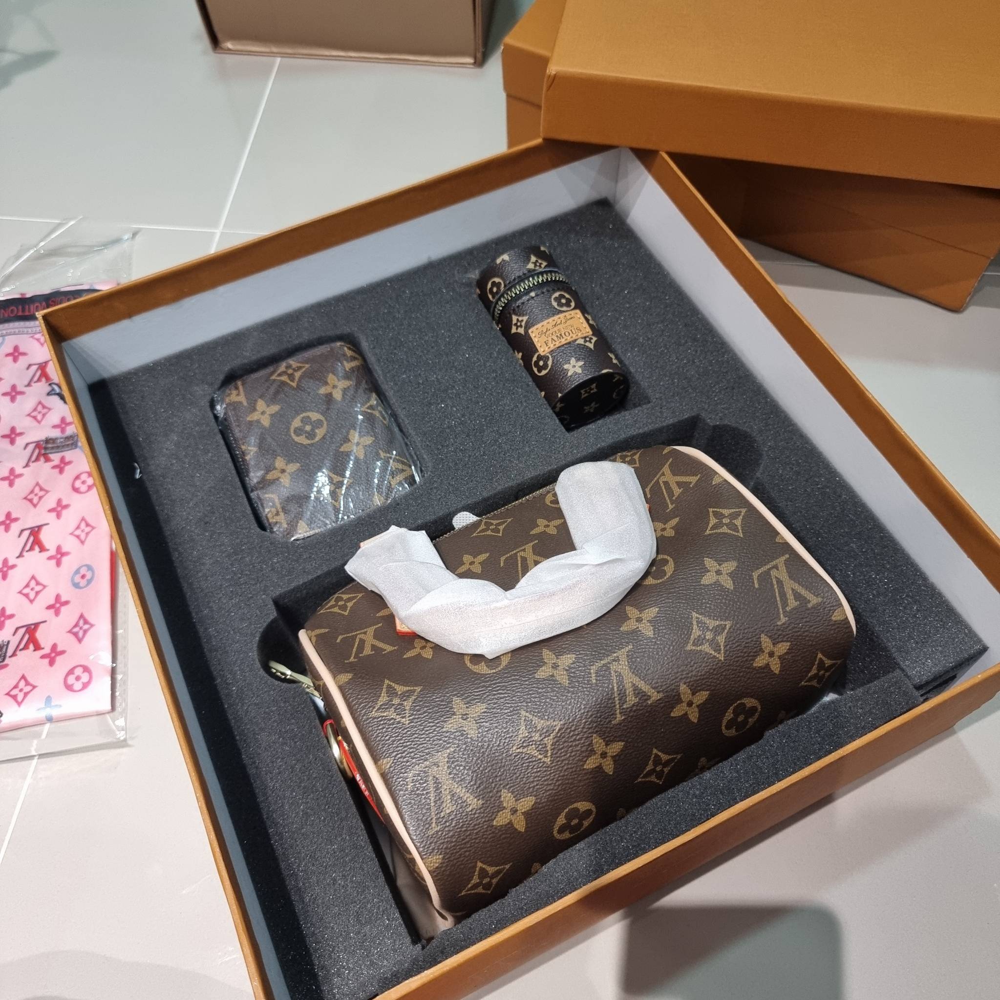 Set 3 ใบ LV Speedy Bandoulière 20 New in!! กับ box set ชวนสะสม ที่จับเอารุ่นยอดฮิต มามิกซ์รวมกับไอเท็มสุดคุ้มของมันต้องมี!! จัดเรียงให้อยู่ในกล่องสุดหรู ไม่ว่าจะตัวกระเป๋า กระเป๋าสตางค์ กระเป๋าจิ๋ว ใบไหนๆก็นำมาใช้งานได้จริง คุ้มค่ามากๆ แถมฟรี! ริบบิ้นลายล