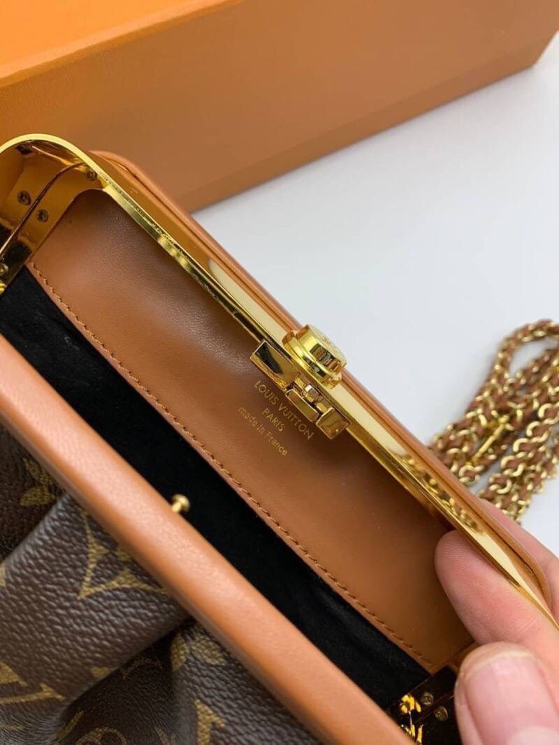 VIP GIFT 】หนังแท้ LOUIS VUITTON Boursicot EW Monogram Canvas กระเป๋าที่ดูโดดเด่นที่สุดในแฟชั่นโชว์ Louis Vuitton Spring-Summer 2020 กระเป๋า Boursicot ใบนี้เป็นการออกแบบสไตล์ Vintage-Inspired ที่ไม่ซ้ำใคร กระเป๋าทำจากผ้าแคนวาสลายโมโนแกรมที่เป็นเอกลักษณ์ของ