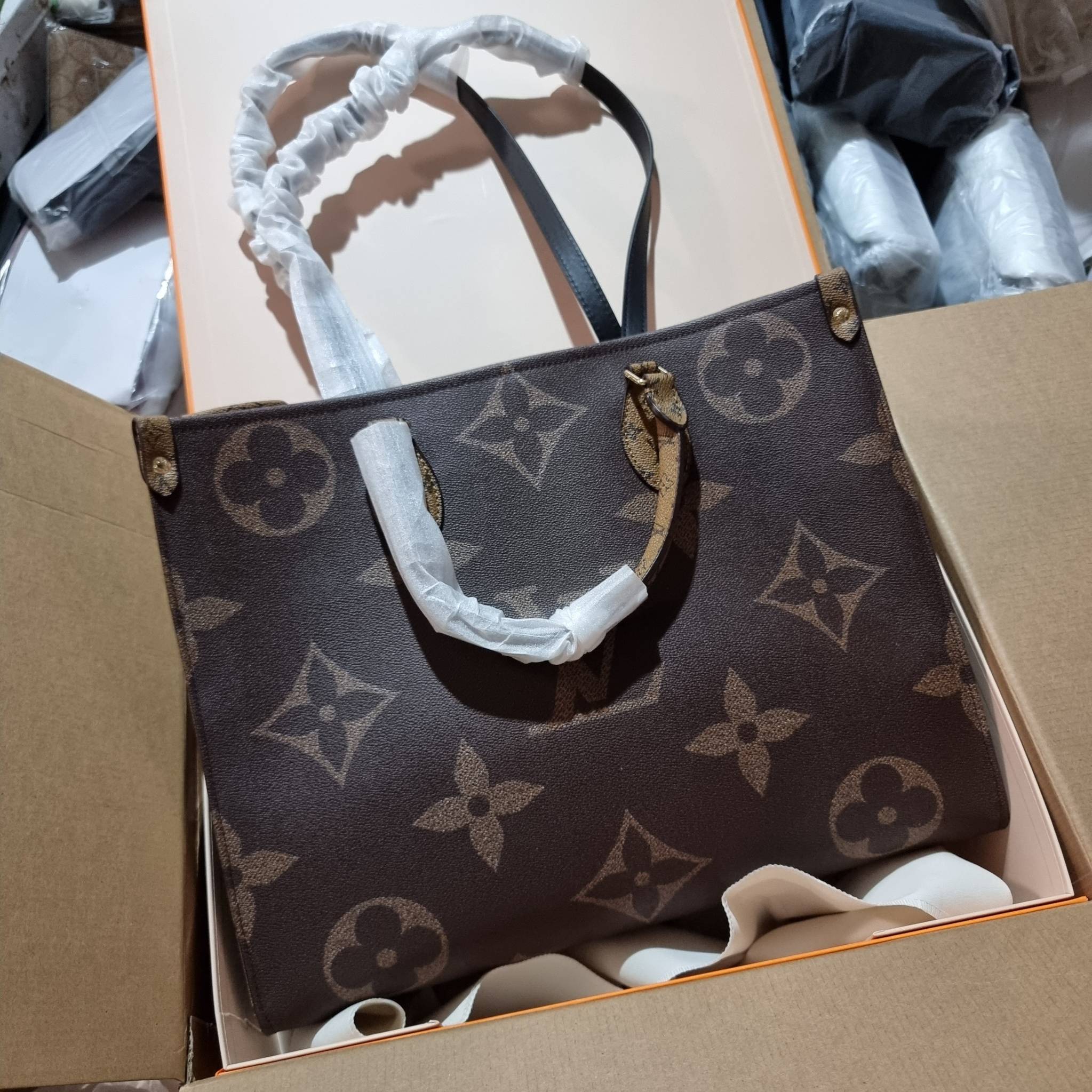 LV crossbody tote bag 10" 16" สเปเชี่ยล gift box set ในราคาที่แสนดี น่าคบหา!! สุดคุ้มและสวยที่สุดยันกล่อง!! ได้ไปยังไงต้องร้องว้าว!! กระเป๋าทรงโท้ทที่สาวๆตามหา ดีไซน์คลาสสิค ผู้ดี หรูหรา โทนสีใช้งานง่าย ได้ทุกลุค ทุกสไตล์ วัสดุหนังแคนวาสคุณภาพ ม