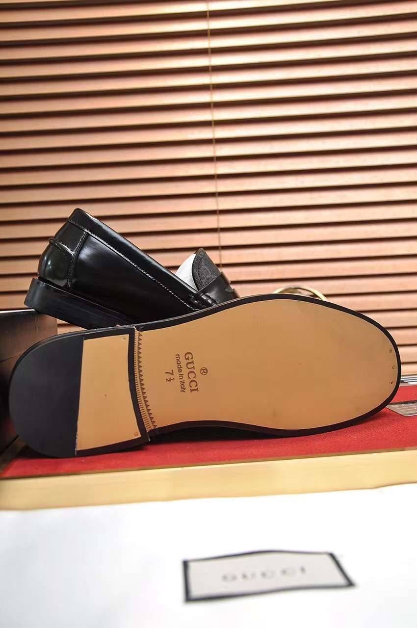GUCCI Loafers for Men เกรดออริจินอล รองเท้าโลฟเฟอร์กุชชี่ ให้ลุคดูภูมิฐาน หรูหรา เข้ากับทุกชุด ทุกโอกาส วัสดุหนังแท้และแคนวาสอย่างดี ใส่สบาย ไม่กัดเท้า บล็อคมาตรฐาน 1:1 เป็นรองเท้าที่คุณผู้ชายควรมีติดตู้ภาพถ่ายจากงานขายจริง ใช้งานต่างประเทศได้