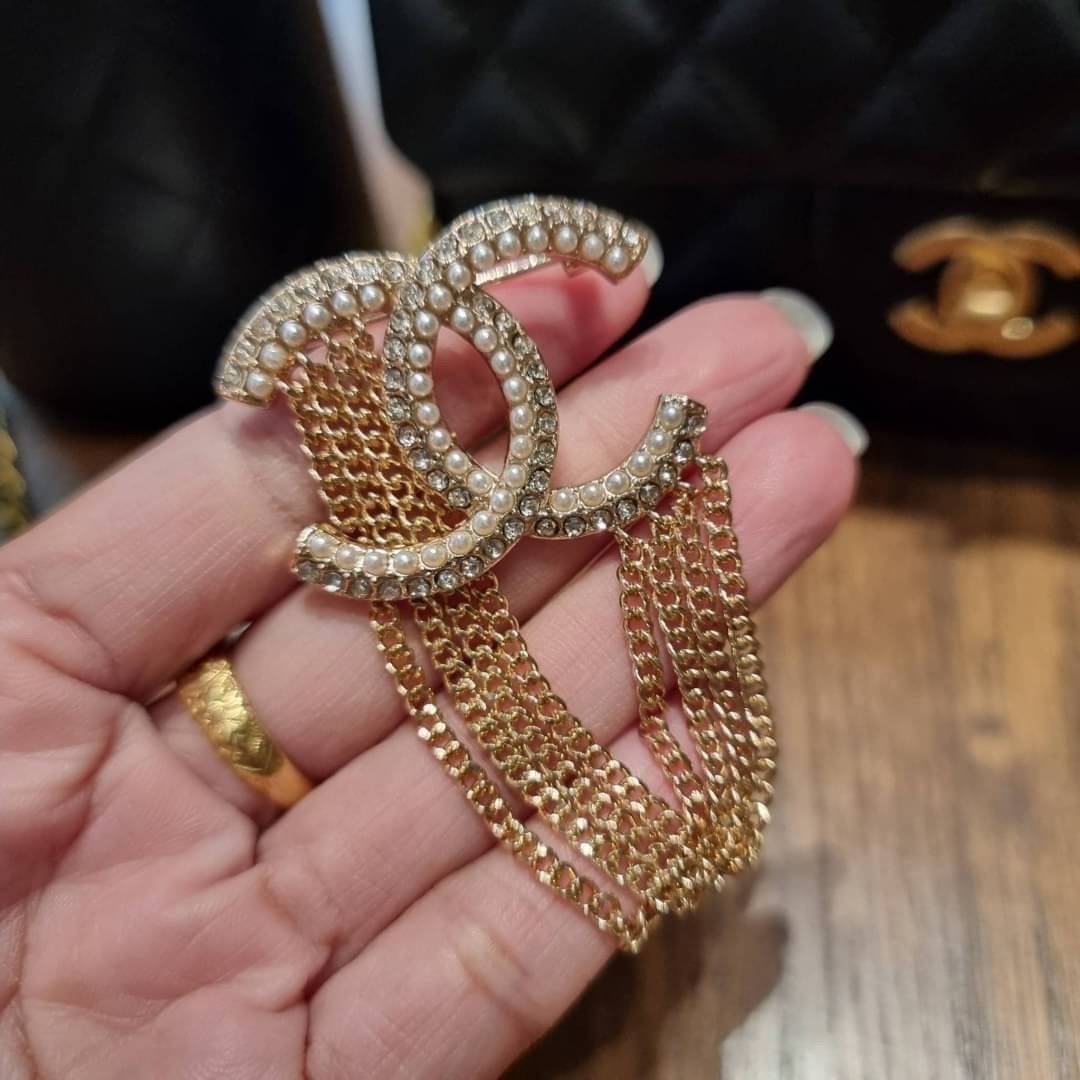 VIP 🥂 เซ็ทคือที่สุดของความคุ้ม CHANEL GIFT BOX SET สุดหรูชวนให้สะสม สุดยอดไอเท็มหายากพร้อมเสิร์ฟครบชุด สุดคุ้ม มาพร้อมกระเป๋าสะพายถึง 2 ใบ สุดหรูลิมิเต็ด หาไม่ได้ง่ายๆ ในคอลเลคชั่นภายในสีทอง และที่พิเศษยังมีน้ำหอมตัวท็อปมาให้อีก chanel no.5 ที่แสน