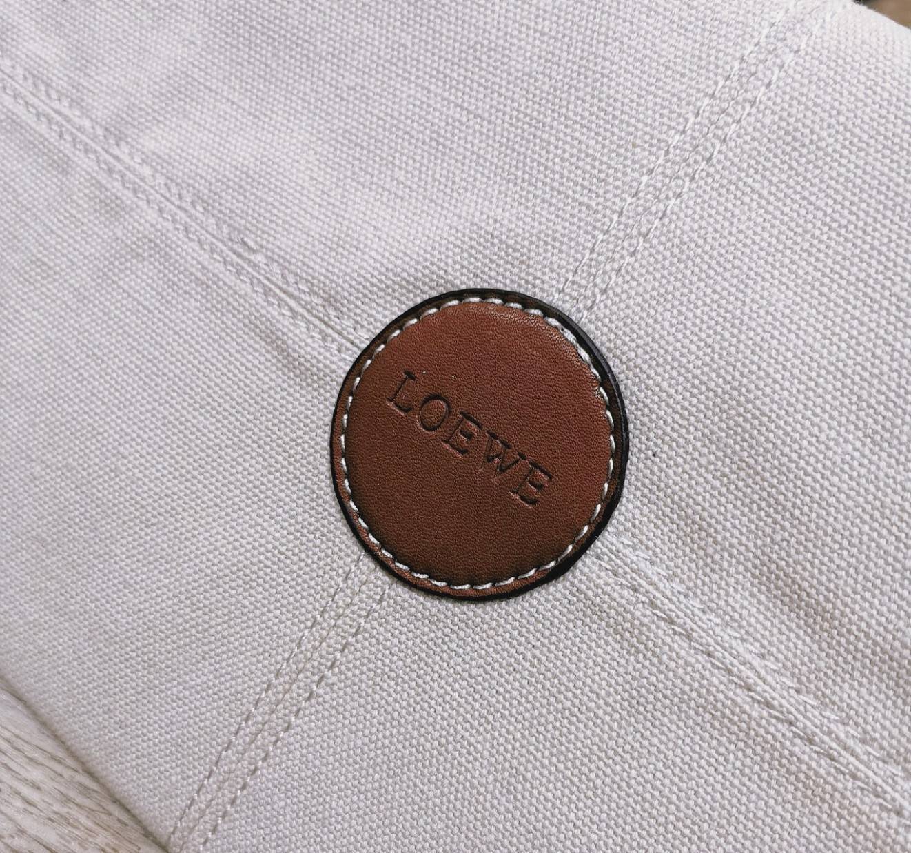 พรีเมี่ยมกิ๊ฟแท้ 100% 】LOEWE TOTE BAG VIP GIFT WITH PURCHASE (GWP) Limited Edition จาก "LOEWE PERFUME DUTYFREE" วัสดุ Canvas&Leather ใบใหญ่ น้ำหนักเบา ภายในโล่งกว้างและจุ ใส่เอกสารA4 เสื้อผ้าสัมภาระของใช้ได้เยอะจุใจ