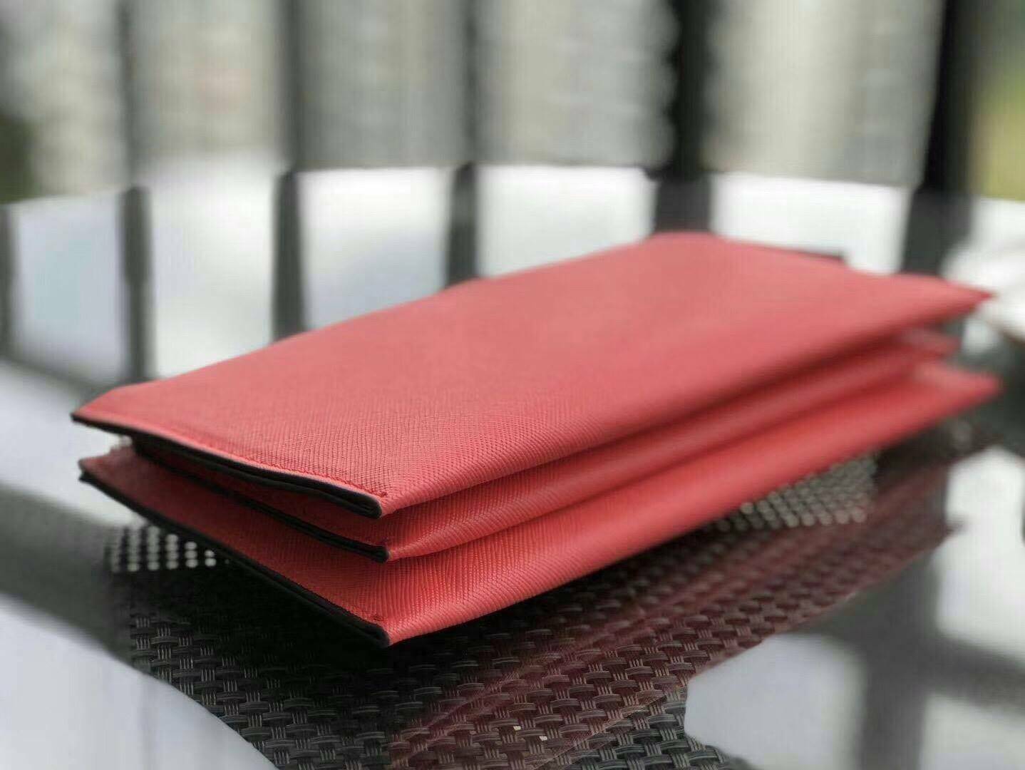 KATE SPADE Wallet Clutch Bag กระเป๋าทรงคลัชสุดคุ้มหนัง Saffiano ด้านหน้ามีโลโก้แบรนด์ มาพร้อมสายคล้องมือ เปิดปิดด้วยซิปสะดวกใช้ สามารถใส่แทนกระเป๋าสตางค์ใบยาว ภายในแบ่งออกเป็น3ช่องหลัก มีช่องใส่บัตร เครื่องสำอาง เครื่องเขียน เหรียญ ไส่ไอโฟนพลัส ได้ค่ะ มีก