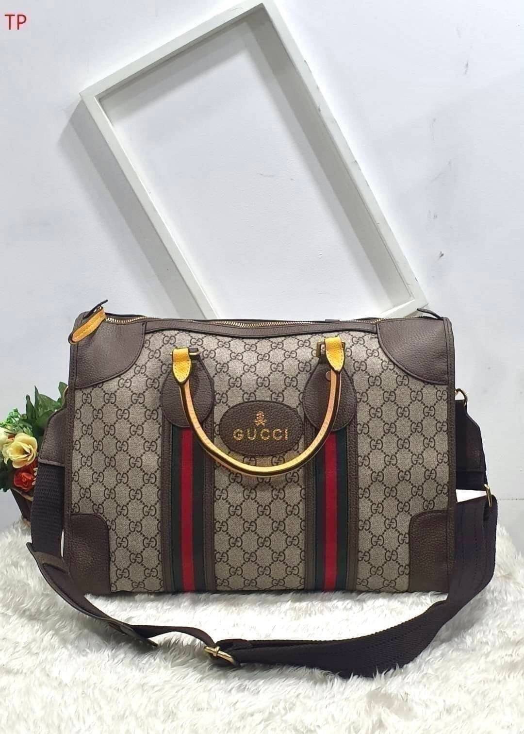GUCCI Neo Vintage Monogram Travel Bag / Gucci Duffle bag กระเป๋าเดินทางใบใหญ่ มาพร้อมสายสะพายที่สามารถถอดได้ ให้คุณเลือกสะพายไหล่หรือถือได้
