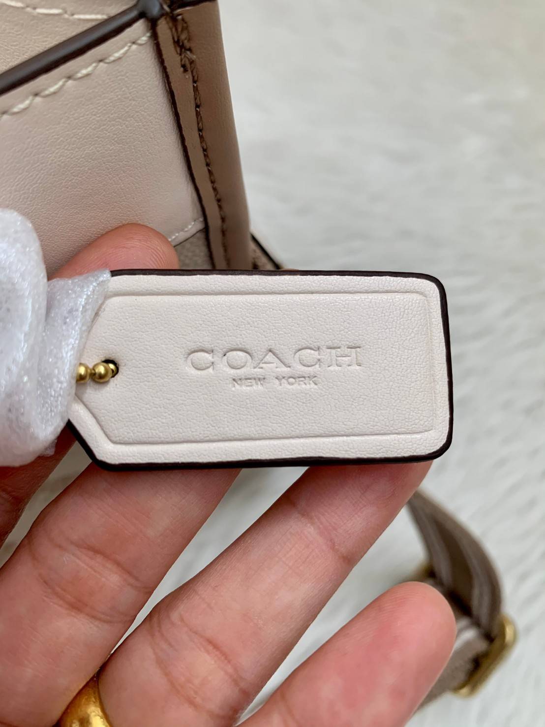 COACH FIELD TOTE 22 WITH HORSE AND CARRIAGE PRINT พร้อมส่งความสวยค่ะ! กระเป๋าทรง Tote หนังแท้อย่างดี นิ่มมือดีมากๆค่ะ ตัวกระเป๋าปริ้นลายรถม้าทั้งใบตัดขอบลายCด้านข้างได้อย่างสวยงามทีเดียว ปากกระเป๋าเปิดปิดแบบกระดุมแม่เหล็ก ภายในกว้างใส่ของจำเป็นได้ครบ มีช่