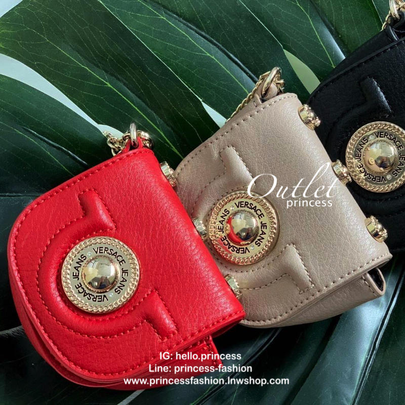 VERSACE JEAN SHOULDER BAG SYNTHETIC 2019 กระเป๋าสะพายข้าง//หิ้วได้ วัสดุหนังอย่างดี สวยงามค่ะ ด้านหน้ามีโลโก้แบรนด์ เปิดปิดแบบกดล็อค ภายในกว้าง สามารถใส่กระเป๋าสตางค์ใบยาวได้ ของอื่นๆพอประมานเลยค่ะ มีช่องซิปและช่องโล่งให้ สายสะพายแบบโซ่มีหนังรองบ่า สามารถ