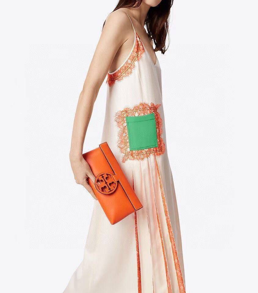 Tory burch Miller Metal clutch กระเป๋าคลัทช์ดีไซน์เรียบหรูออกแบบมาได้อย่างลงตัว ด้วยรูปทรงที่สวยงามและทันสมัย จากแบรนด์ Tory Burch ขนาดกำลังดี สามารถใส่กระเป๋าสตางค์หรือเครื่องสำอางค์ได้ตามขนาดกระเป๋า ในเรื่องของดีไซน์และLogo DoubleT เฉดเดียวกับสีของกระเป