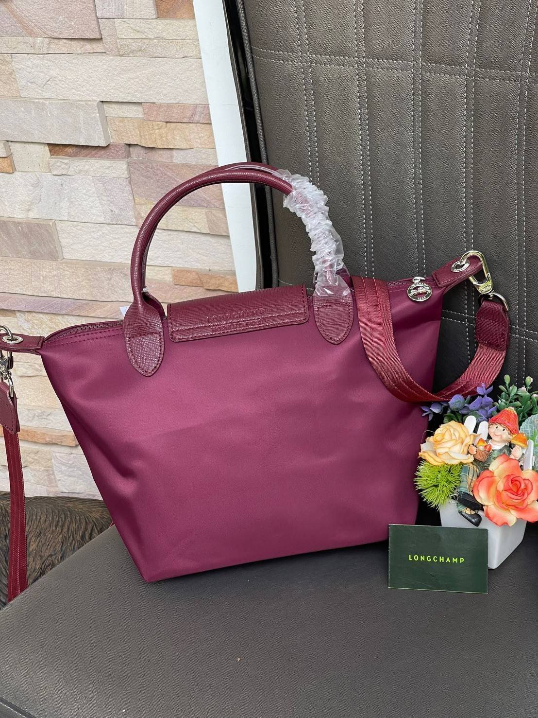 Longchamp Le Pliage Neo Size S มาพบกับกระเป๋ารุ่นยอดนิยม ที่สาวๆ ต้องมีไว้เก็บไว้สักใบ กระเป๋าโท้ทใบนี้ มาพร้อมกับสีที่มีสไตล์เรียบง่าย มีสายสะพายยาวช่วยให้คุณสามารถสะพายไหล่ได้อย่างสบาย ในขณะที่ที่ปิดแบบซิปช่วยให้คุณมั่นใจได้ว่าของด้านในมีความปลอดภัย Le 