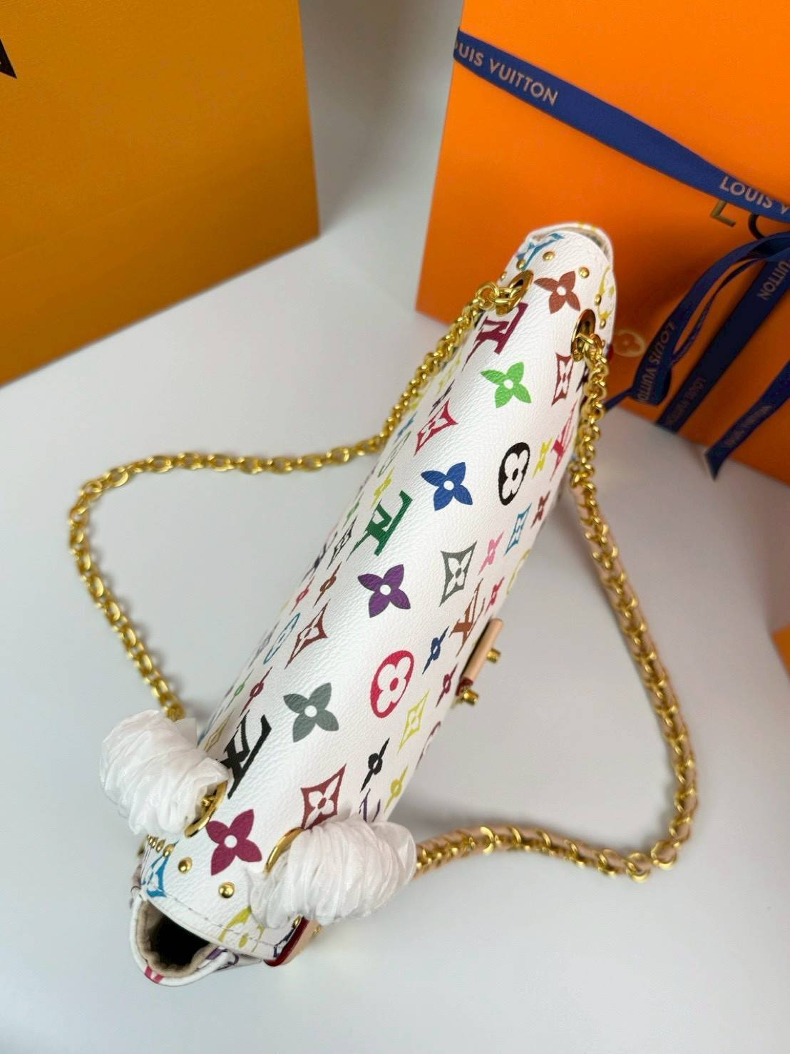 ORI หนังแท้ | LV Trunkie bag กระเป๋าสะพายรุ่นใหม่ ดีไซน์ร่วมสมัยโดดเด่นด้วยมุมโลหะ เฉลิมฉลองเอกลักษณ์ที่สืบทอดมาอย่างยาวนาน ผสานฟังก์ชันการใช้งานเข้ากับความหรูหรา Monogram แคนวาสตกแต่งหมุดสีทอง สะท้อนถึงกระเป๋าเดินทางสไตล์วินเทจ