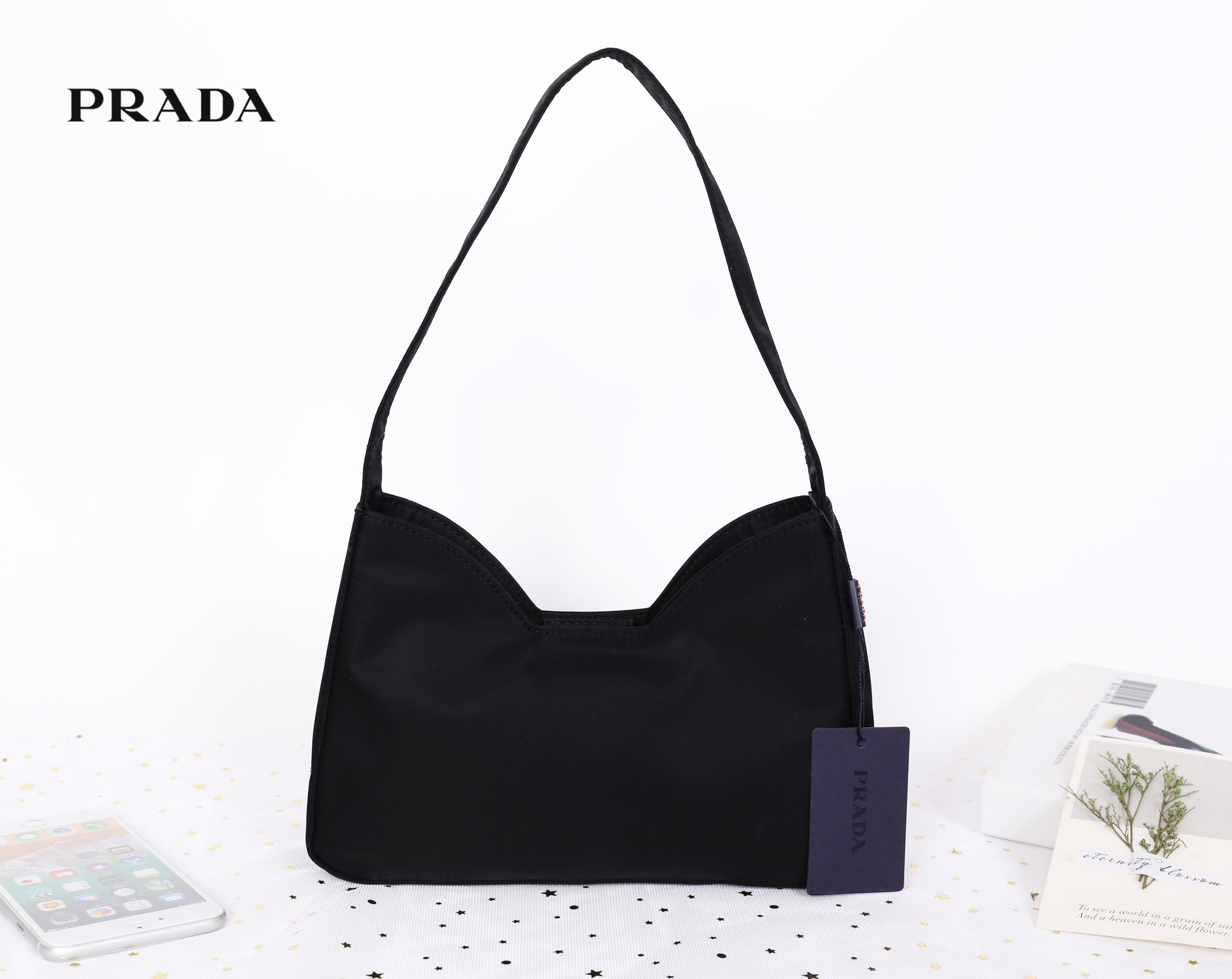 PRADA Nylon Shoulder & Handbag โดดเด่นด้วยโลโก้แบรนด์ด้านข้างกระเป๋าที่ไม่เหมือนใคร เปิด- ปิด ด้วยการติดแบบลอกออก ด้านในมี 1 ช่องโล่ง และช่องเล็กพร้อมโลโก้แบรนด์เป็นอีกใบที่สาวๆไม่ควรพลาด