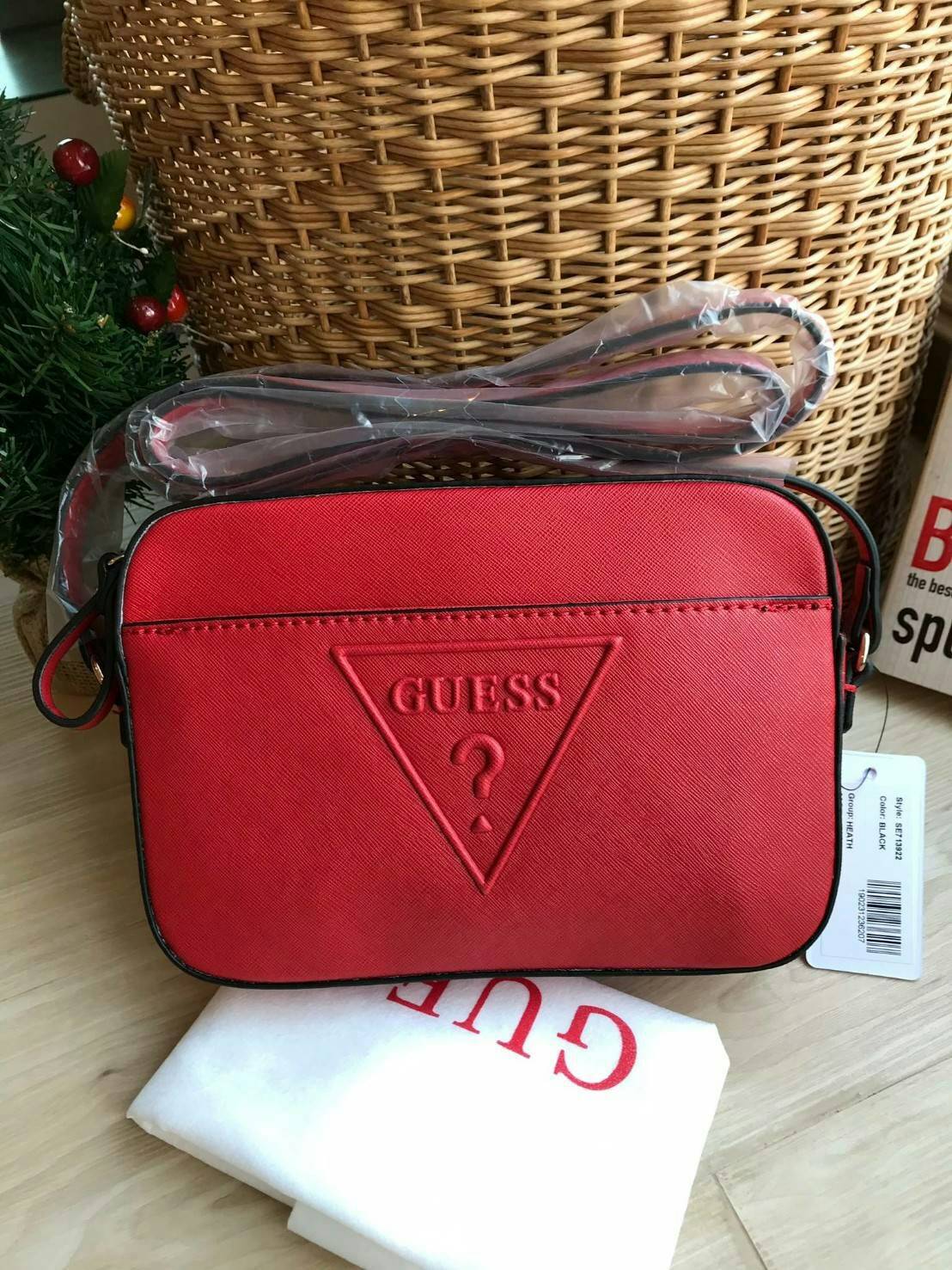 GUESS CROSSBODY BAG กระเป๋าสะพายรุ่นใหม่ ทรงเหลี่ยมตั้งอยู่ทรง วัสดุหนังSaffiano ด้านหน้าปั้มลายโลโก้นูน เปิดปิดด้วยซิปเดียวด้านบน ภายในกว้างใส่กระเป๋าสตางค์ใบยาวได้ ด้านหน้ามีช่องเล็ก1ช่อง ภายในมีช่องซิปเล็ก1ช่อง แยกเป็นสัดส่วน ด้านในบุผ้าลายสกรีน น้ำหนั