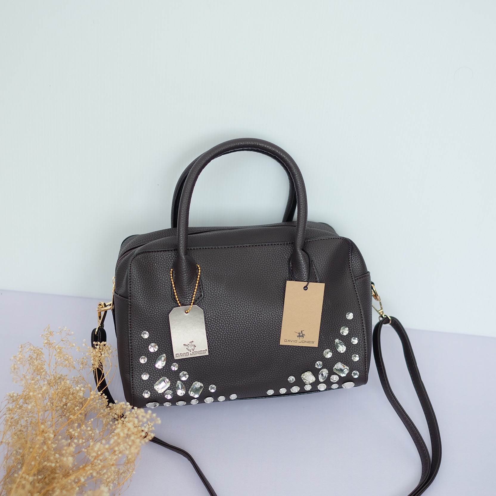 ทรงขายดี มาใหม่สวยหรูมากคะ 🌈กระเป๋าถือ / สะพายจาก แบรนด์ David jones หนังอย่างดี ขนาด กำลังดี มีช่องใส่ของจุกจิกด้านใน สีสวยคะ เข้ากับชุดได้ง่ายมากๆ ใบนี้แนะนำเลย สวยมาก สีSweetPastel