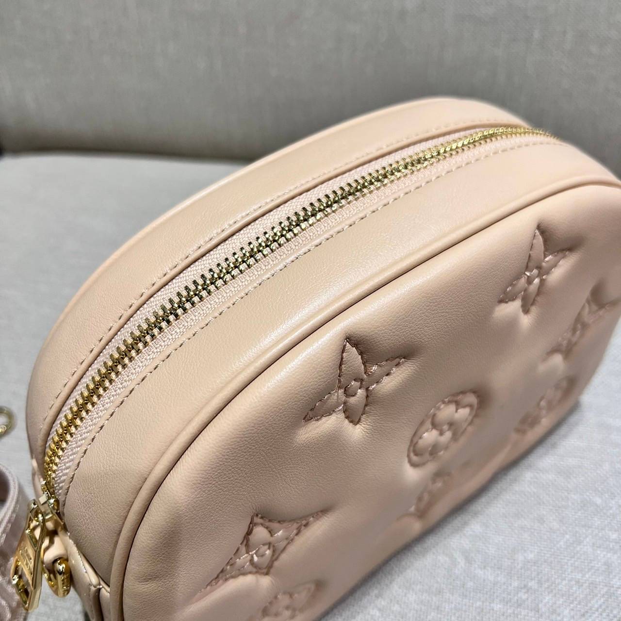 LV EXCLUSIVE VIP COSMETICS BAG ไอเท็มเอ็กซ์คลูซีฟ รุ่นหายาก กระเป๋าใส่เครื่องสำอางค์เอนกประสงค์ ที่นำมาประยุกต์ใช้เป็นกระเป๋าสะพายประจำวันได้ เพราะพิเศษมากแถมสายสะพายมาให้ วัสดุหนังลูกวัวฟอกสี นิ่มมาก เปิด-ปิดด้วยซิป ภายในโล่งกว้าง มีช่องแบ่งสัดส่วนให้ จั