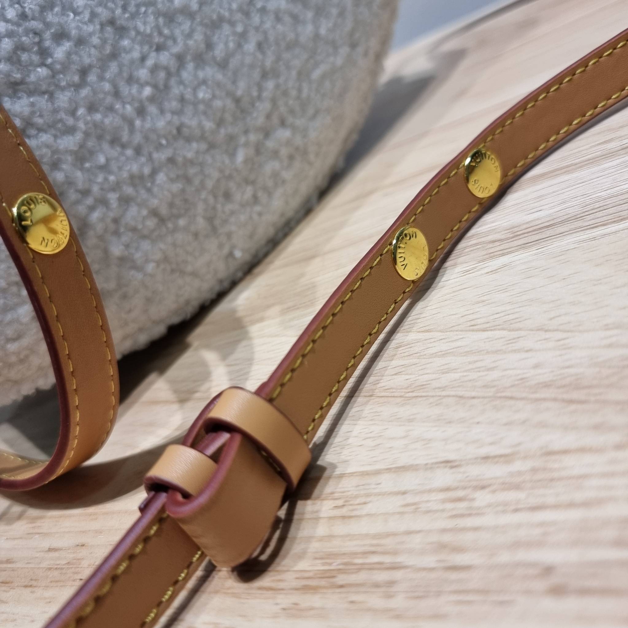 LV EDEN FLEECE bag / LV CROSSBODY HAND BAG กระเป๋าสะพายดีไซน์ใหม่ แรร์ไอเท็มที่สาวๆต้องมี! ดีไซน์ตกแต่งขนฟูนุ่ม วัสดุหนังแคนวาส เปิด-ปิดกระเป๋าด้วยอะไหล่กดล็อค ภายในเป็นช่องโล่ง มีช่องซิปแยก มีหูจับในตัวและสายครอสบอดี้มาให้ ใช้งานง่าย เหมาะกับทุกสไตล์การแ