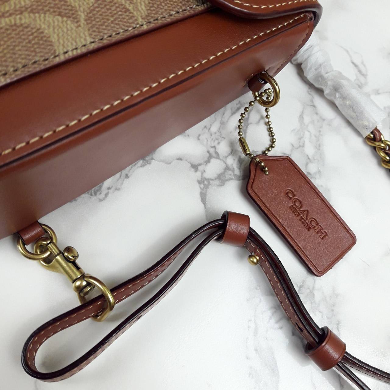 OUTLET 】COACH MADISON CONVERTIBLE BACKPACK 18 IN SIGNATURE CANVAS (C0828) ใบเดียว เปลี่ยนลุคได้เยอะขนาดนี้ ต้องมีแล้ว 🍁ใบนี้ ปรับลุคได้ตามใจสั่งเลย >> เป็นเป้ได้ คล้องไหล่ได้ คลอสบอดี้ได้ หรือจะปรับสายสั้นเก็บด้านในกระเป๋า ถือแบบสวยๆ ดูดีแบบ