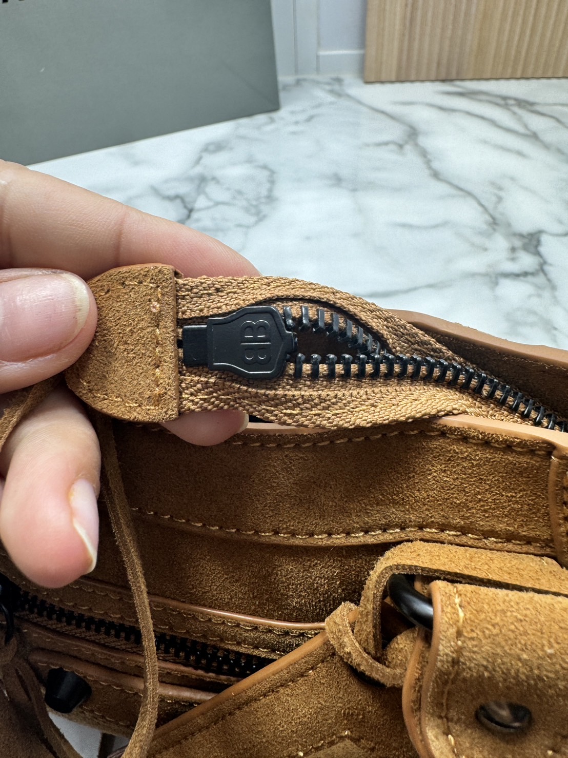 ORI หนังแท้ | Balenciaga Le City suede bag กระเป๋าถือ/สะพายข้างดีไซน์โดดเด่นสวยเท่ล้ำสมัย ใหม่ล่าสุดงานหนังกลับที่สุดแห่งความไอคอนิกไม่เหมือนใคร มีกิมมิคและลูกเล่นแพรวพราว