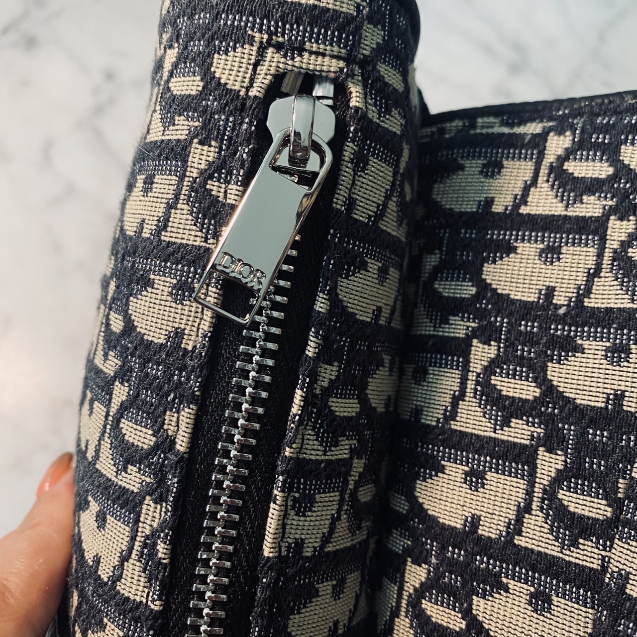 DIOR Saddle bag Oblique jacquard fabric in beige and black กระเป๋าคาดอกดิออร์ รุ่นยอดนิยมที่หนุ่มๆ ใช้งานได้แบบคุ้มๆ ดีไซส์สวยคมเรียบหรูตามแบบฉบับแบรนด์