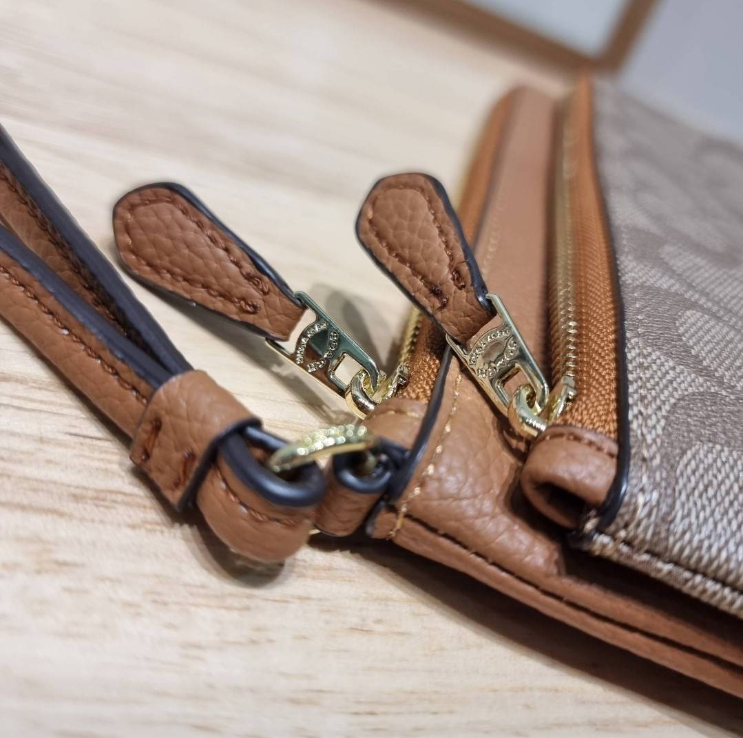 COACH DOUBLE ZIP WALLET IN SIGNATURE CANVAS / C5576 / C5610 / C7313 พร้อมส่ง 8 สี ใหม่ล่าสุด คอล 2023 กระเป๋าคล้องมือใบใหญ่ ดีไซน์ใหม่เล่นระดับ เพิ่มลูกเล่นและดีเทลให้ดูน่าใช้ยิ่งขึ้น