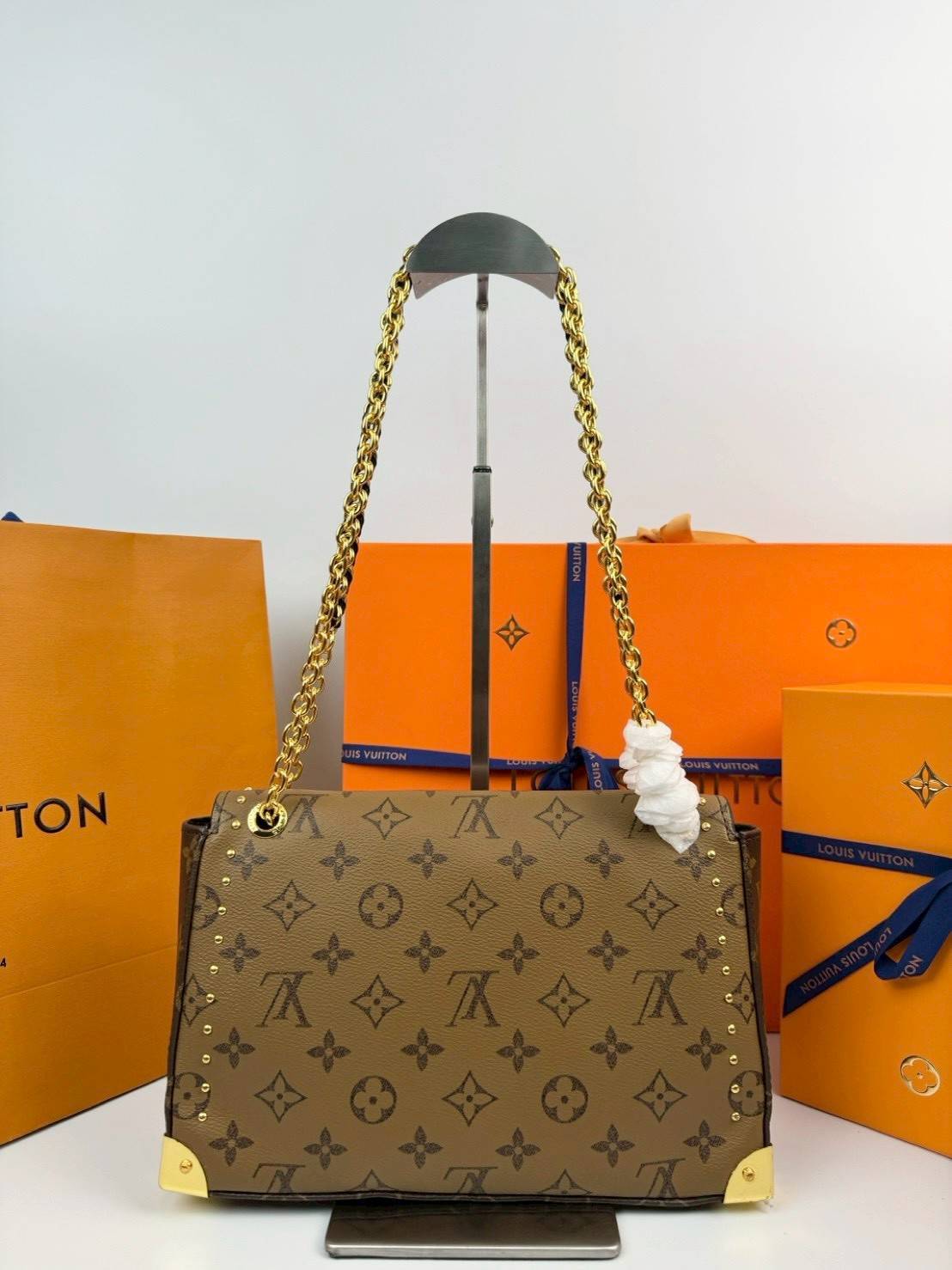 ORI หนังแท้ | LV Trunkie bag กระเป๋าสะพายรุ่นใหม่ ดีไซน์ร่วมสมัยโดดเด่นด้วยมุมโลหะ เฉลิมฉลองเอกลักษณ์ที่สืบทอดมาอย่างยาวนาน ผสานฟังก์ชันการใช้งานเข้ากับความหรูหรา