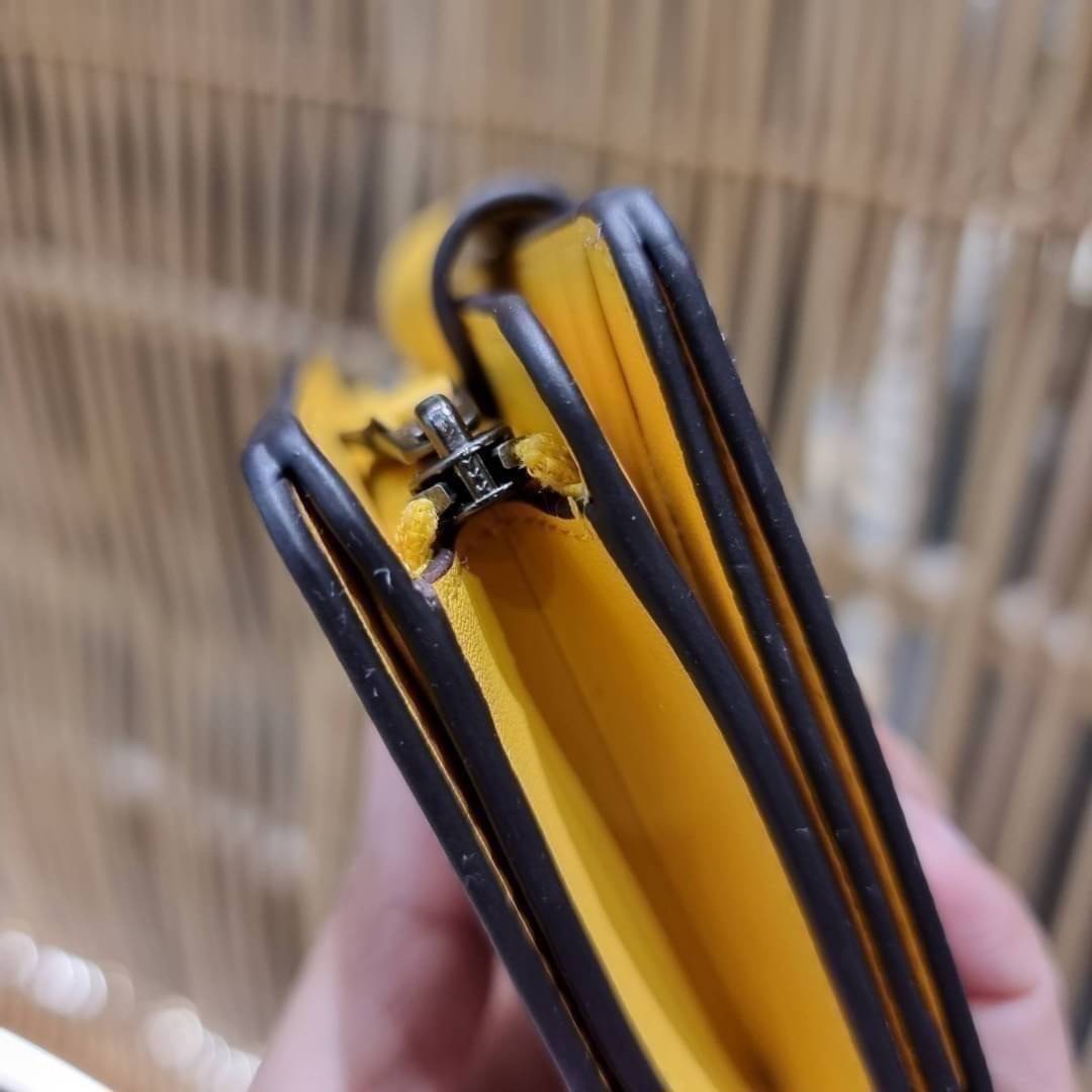 COACH C0082 MEDIUM CORNER ZIP WALLET IN SIGNATURE CANVAS ฉุดยังไงก็ไม่อยู่กับความปังของรุ่นนี้ ดีไซน์ใหม่สวยซ่อนหรู กระเป๋าสตางค์ใบกลาง 👛 เป็นไอเท็มสุดฮิต ที่ไม่ควรพลาด พกพาสะดวก ขนาดกำลังเหมาะมือ วัสดุหนังแคนวาสเคลือบลาย ภายในมีช่องใส่บัตร ใส่ธนบ