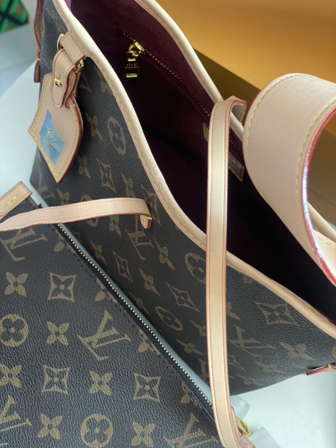 Small 20cm LV CarryAll Monogram / LV HOBO BAG เกรดออริจินอล พร้อมส่งที่ไทย ขนาดใหม่ ไซส์กะทัดรัดน่าใช้ กระเป๋าถือแคนวาสแต่งขอบหนัง ผสานเสน่ห์สวยงามเข้ากับดีไซน์ที่ง่ายต่อการใช้งาน พกพาไปได้ทุกที่