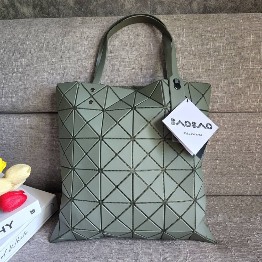 BAO BAO ISSEY MIYAKE LUCENT ONE-TONE กระเป๋า Bao Bao จากแบรนด์ดัง Issey Miyake แบรนด์แฟชั่นจากประเทศญี่ปุ่น ซึ่งมีสินค้ามากมายไม่ว่าจะเป็นเสื้อผ้า นาฬิกา น้ำหอม และที่ขาดไม่ได้นั่นก็คือ กระเป๋า Bao Bao ที่มีความพิเศษในเรื่องของวัสดุและดีไซน์ที่ครองใจสถาปน