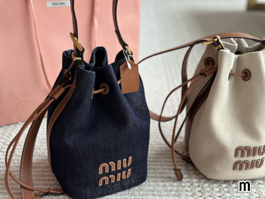 MIU MIU Canvas and leather bucket bag / MIU MIU Bucket Bag กระเป๋าทรงบัคเก็ต ผ้าแคนวาสอย่างดีตกแต่งโลโก้เพิ่มสัมผัสอันเป็นเอกลักษณ์
