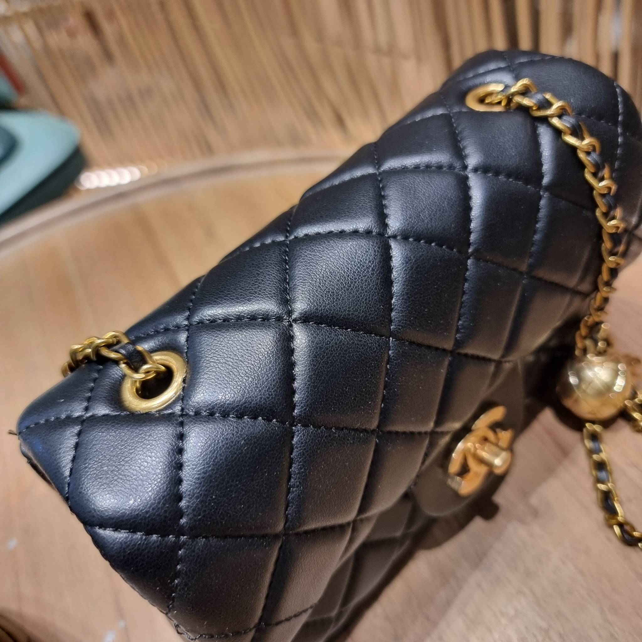 VIP 🥂 เซ็ทคือที่สุดของความคุ้ม CHANEL GIFT BOX SET สุดหรูชวนให้สะสม สุดยอดไอเท็มหายากพร้อมเสิร์ฟครบชุด สุดคุ้ม มาพร้อมกระเป๋าสะพายถึง 2 ใบ สุดหรูลิมิเต็ด จับคู่รุ่นยอดฮิต และที่พิเศษยังมีน้ำหอมตัวท็อปมาให้อีก chanel no.5 ที่แสนจะเย้ายวน ในขนาด 7.5