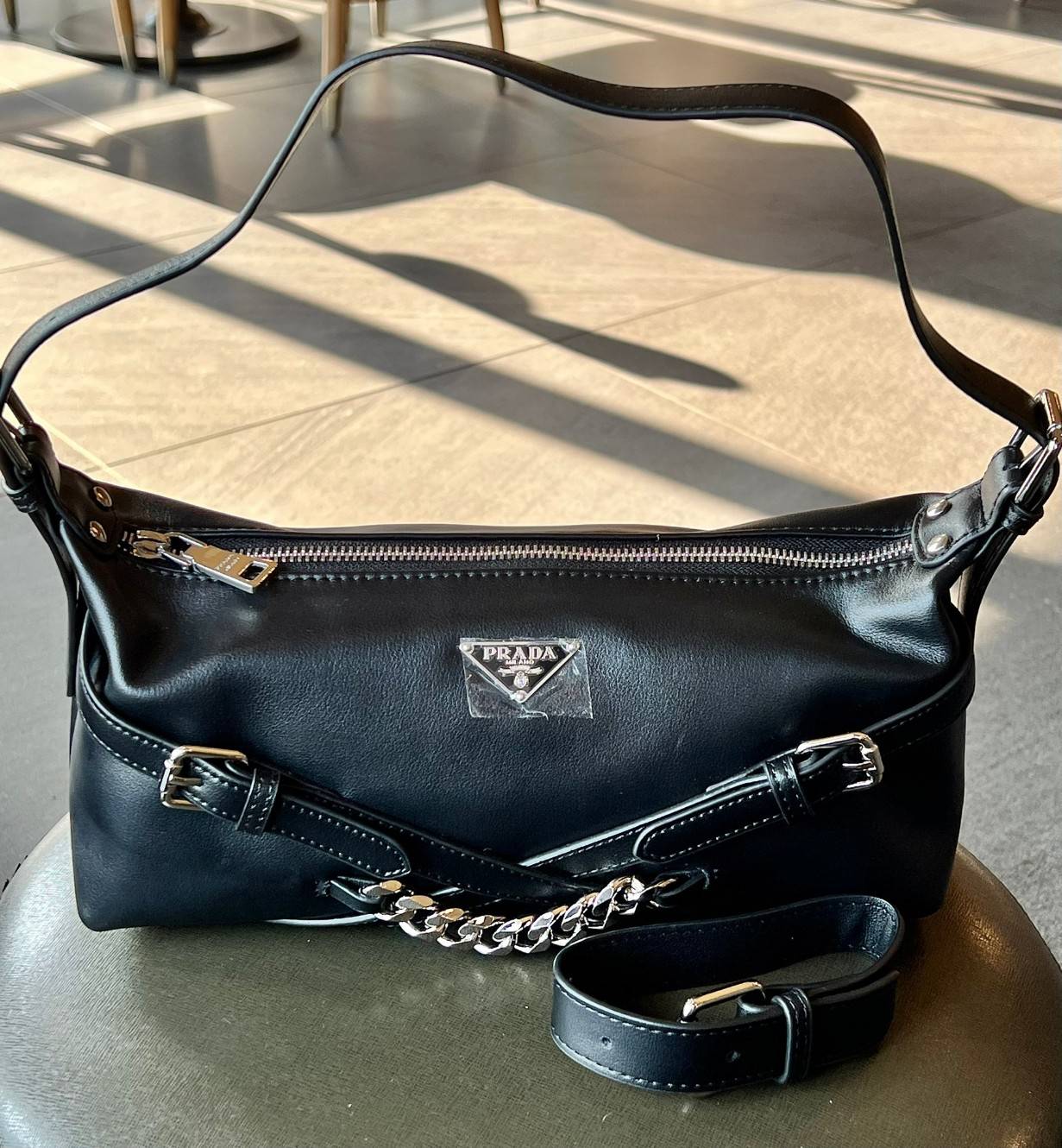 PRADA LEATHER SHOULDER BAG ใบเดียวเอาอยู่ตลอดวันเลยค่ะ! รุ่นนี้ใช้หนังอย่างดี หนังนิ่มซอฟมากๆ หลงรักแน่นอน!!