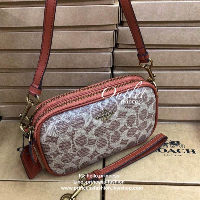COACH CROSSBODY CLUTCH IN SIGNATURE BAG 💋รุ่นฮิต+สีหายากค่ะ!! กระเป๋าสะพาย+คล้องมือได้ วัสดุหนังแท้ผสมpvcค่ะ มีช่องซิปคู่ ภายในช่องใส่มือถือได้ทุกรุ่น;กระเป๋าเงินใบสั้นได้ ใส่ของจำเป็นสาวๆได้ครบค่ะ มีช่องเสียบบัตร2ช่อง และช่องโล่งให้ใส่ของจุกจิกค่