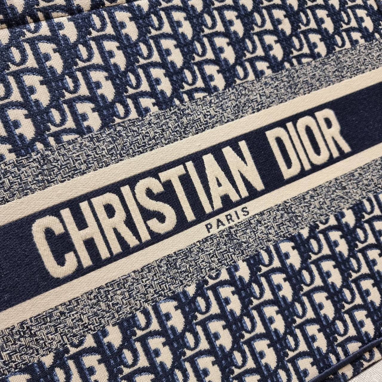 VIP 】HOT ARRIVAL!! DIOR CD SHOPPING BAG WITH GWP กระเป๋าทรงช้อปปิ้งใบใหญ่ จุใจ!! พรีเมี่ยมกิ๊ฟรุ่นดับเบิ้ลฮอต ดีไซน์คลาสสิควินเทจ สวยหรู วัสดุผ้าแคนวาสลายกราฟฟิค ภายในโล่งกว้างมากๆ ใส่ของจุสุดๆ โน้ตบุ้ค ไอแพด กระเป๋าสตางค์ มือถือ หรือเสื้อผ้ายังได้ สะพายค