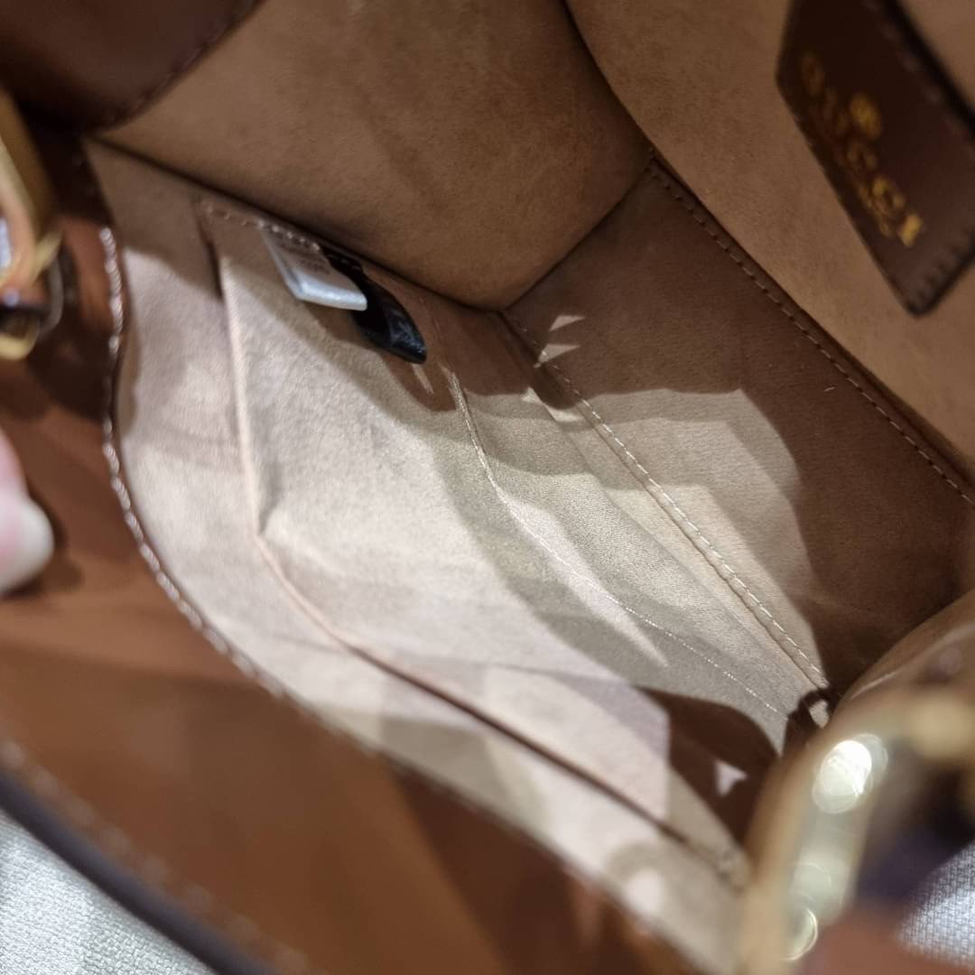 GUCCI Tiger GG mini tote bag ไซส์มินิ ร้อนแรงไฟลุก!! ต้อนรับปีเสืออย่างเป็นทางการ จัดให้แบบเลิศๆ กับกระเป๋าทรงโท้ท วีไอพีพรีเมี่ยมกิ๊ฟ ไซส์มินิ โดดเด่นด้วยฟอนท์ตัวใหญ่ สวยเอกลักษณ์ วัสดุหนังแคนวาสตัดขอบด้วยหนังแท้ ภายในเป็นช่องโล่ง ใส่ของจุกจิกได้ ใส่โทรศ