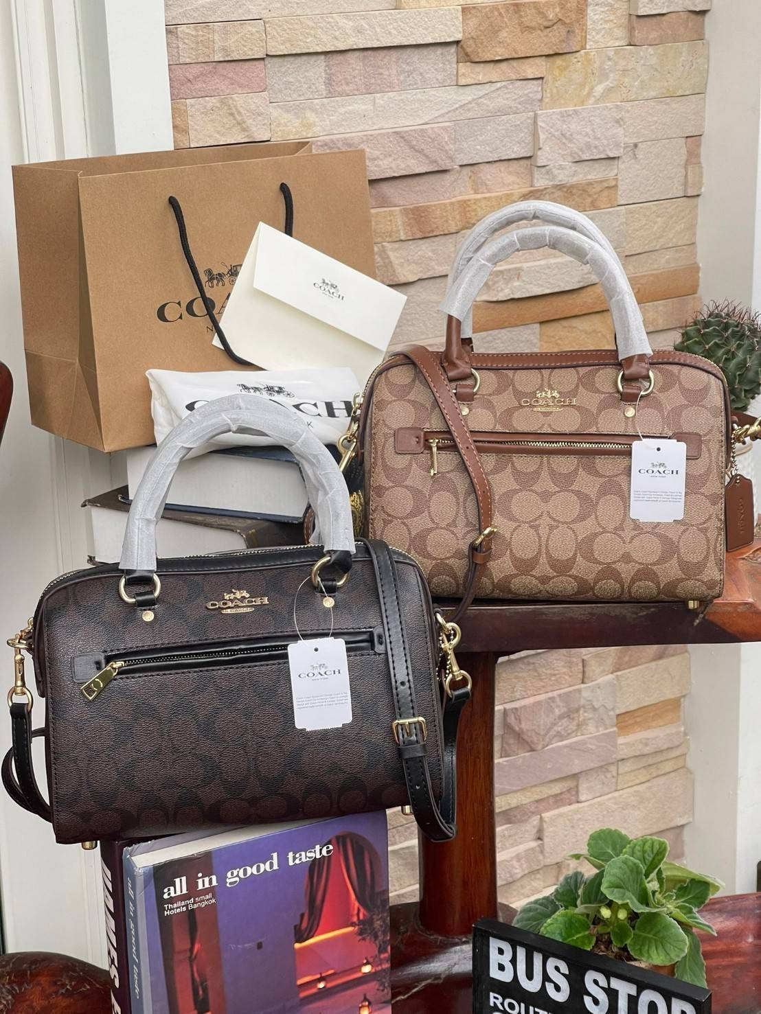 COACH Signature Canvas Rowan Satchel Crossbody จุดเด่นของกระเป๋าทรงsatchel bag คือรูปทรงของกระเป๋าดูแข็งแรง มั่นคง ไม่เสียทรงง่าย มาพร้อมหูหิ้วที่ด้านบนของกระเป๋า ลายแคนวาสที่เป็นซิกเนเจอร์แบบเอกลักษณ์ ช่องใช้งานทุ้งภายในและภายนอก นอกจากนี้ กระเป๋าประเภทน