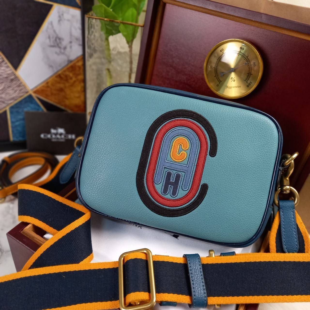 OUTLET 】COACH Camera Bag In Colorblock With Coach Patch (COACH F79278) 🍁หายากมากๆแล้วรุ่นนี้**จะถือ หรือสะพาย ได้ตามใจสั่ง //วัสดุหนังแท้เต็มใบ คุณภาพหนังดีมากๆ ปักโลโกตัวC ด้านหน้า ดูดีแบบไม่ซ้ำใคร //มาพร้อมสายสะพาย 2 สาย >>สายหนัง และสายสป