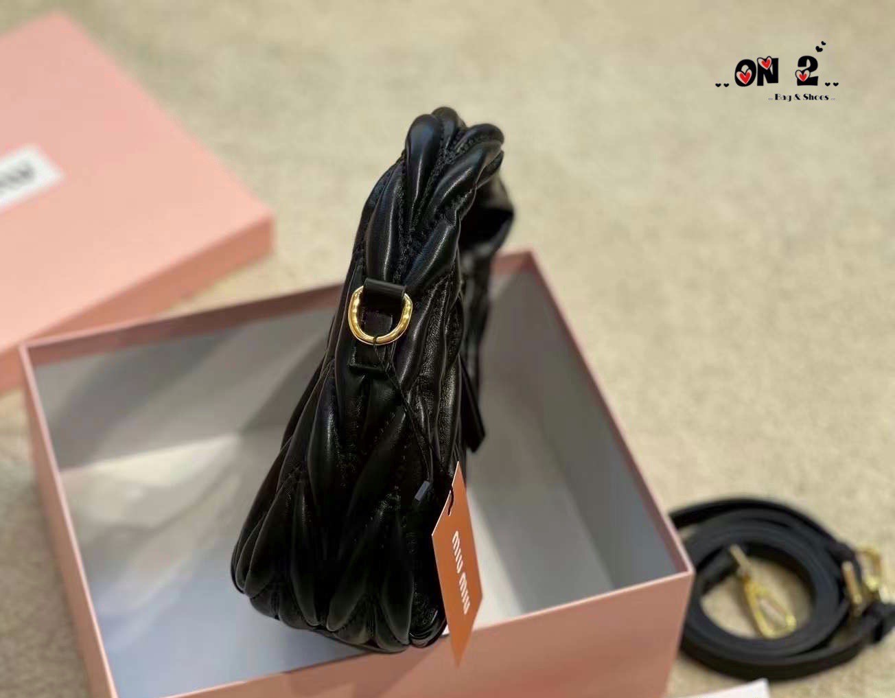 MIU MIU Wander matelassé mini hobo bag สะพายข้างมิวมิว ทรงยอดฮิต วัสดุตัวกระเป๋าทำจากหนัง bonded leather เอามาเย็บทำลายmiu miu งานจริงหนังนุ่มมากๆ นะคะ อะไหล่สีทอง สายสั้นสะพายไหล่ได้ มาพร้อมสายยาว ปรับระดับได้